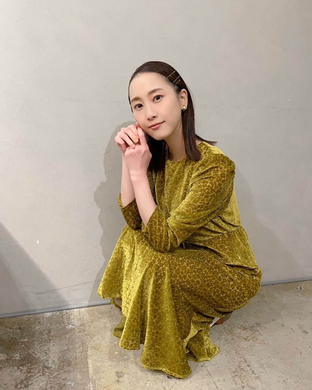 松井玲奈のインスタグラム：「11月になりました。 気分はもうクリスマスへ向かっています。舞台の本番が始まるけれど、大好きな季節を感じられるといいなあ。 残り2ヶ月。やり切るぞー！」