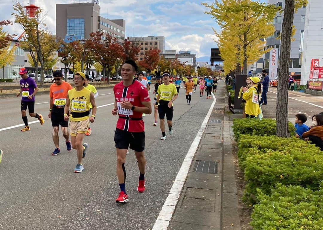 辻尾真二さんのインスタグラム写真 - (辻尾真二Instagram)「人生初マラソンに参戦！ 色々と感じた事があったので詳しくはnoteにでも書こうかなと思ってます。  ランナー、沿道での応援する方、ボランティアスタッフの方など全てのポジティブなエネルギーが金沢マラソンを創り上げていました。  もちろん完走した達成感はありましたが、それ以上にこの大会に関わる皆様方の想いを感じて走れた事は僕にとって有意義な時間となりました。  マラソン最高❗️ 来年はグロスでサブ3.5狙います💪  初マラソンネットタイム 3:58:43  #金沢マラソン #KM2022 #マラソン #サブ4 #Jユニランナー」11月2日 11時57分 - shinji_tsujio