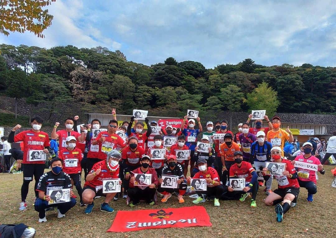 のインスタグラム：「人生初マラソンに参戦！ 色々と感じた事があったので詳しくはnoteにでも書こうかなと思ってます。  ランナー、沿道での応援する方、ボランティアスタッフの方など全てのポジティブなエネルギーが金沢マラソンを創り上げていました。  もちろん完走した達成感はありましたが、それ以上にこの大会に関わる皆様方の想いを感じて走れた事は僕にとって有意義な時間となりました。  マラソン最高❗️ 来年はグロスでサブ3.5狙います💪  初マラソンネットタイム 3:58:43  #金沢マラソン #KM2022 #マラソン #サブ4 #Jユニランナー」