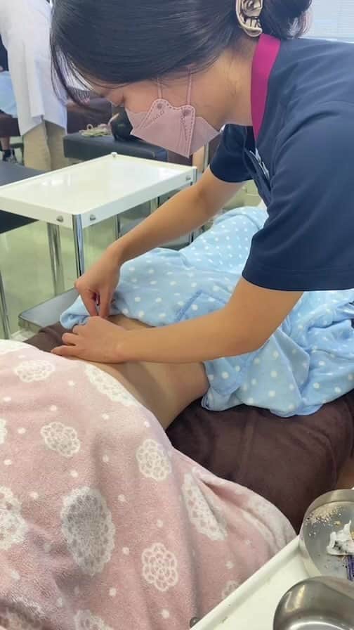 大阪医療技術学園専門学校（ＯＣＭＴ）のインスタグラム：「鍼灸美容学科の授業に行ってみた💆🏻‍♀️✨  #基礎鍼灸実技 #鍼灸美容学科 #ocmt #大阪医療技術学園専門学校 #インスタライブアーカイブ」