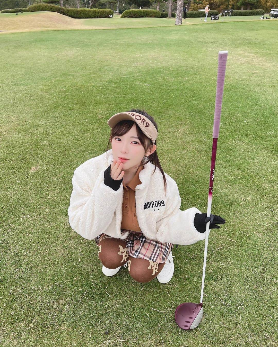 天木じゅんさんのインスタグラム写真 - (天木じゅんInstagram)「. . ウェア⛳️🤎 @mirror9golf  @mirror9official   寒そうに見えて寒く無い🫢 これから寒くなってきた時 このアウター愛用決定🤍🤍 私服でも着れちゃう⛄️  🎥 @fuminasuzuki  #ゴルフウェア #golf #ゴルフ女子 #ゴルフウェアレディース #mirror9  #天木ゴルフ #junamaki #天木じゅん」11月2日 12時02分 - jun.amaki