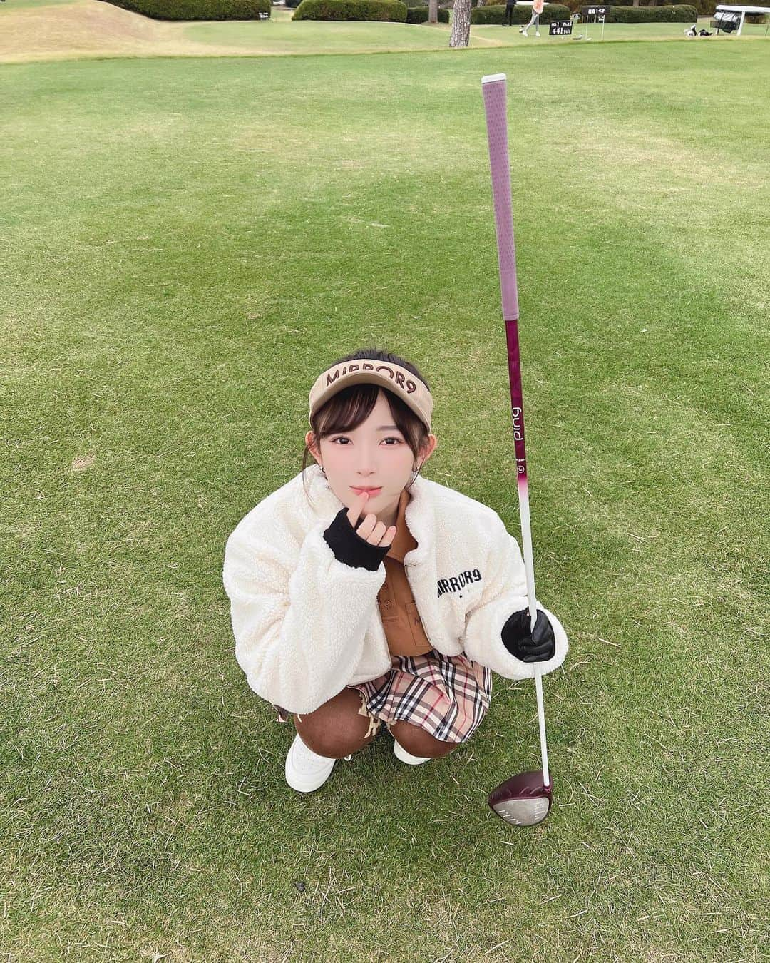 天木じゅんさんのインスタグラム写真 - (天木じゅんInstagram)「. . ウェア⛳️🤎 @mirror9golf  @mirror9official   寒そうに見えて寒く無い🫢 これから寒くなってきた時 このアウター愛用決定🤍🤍 私服でも着れちゃう⛄️  🎥 @fuminasuzuki  #ゴルフウェア #golf #ゴルフ女子 #ゴルフウェアレディース #mirror9  #天木ゴルフ #junamaki #天木じゅん」11月2日 12時02分 - jun.amaki