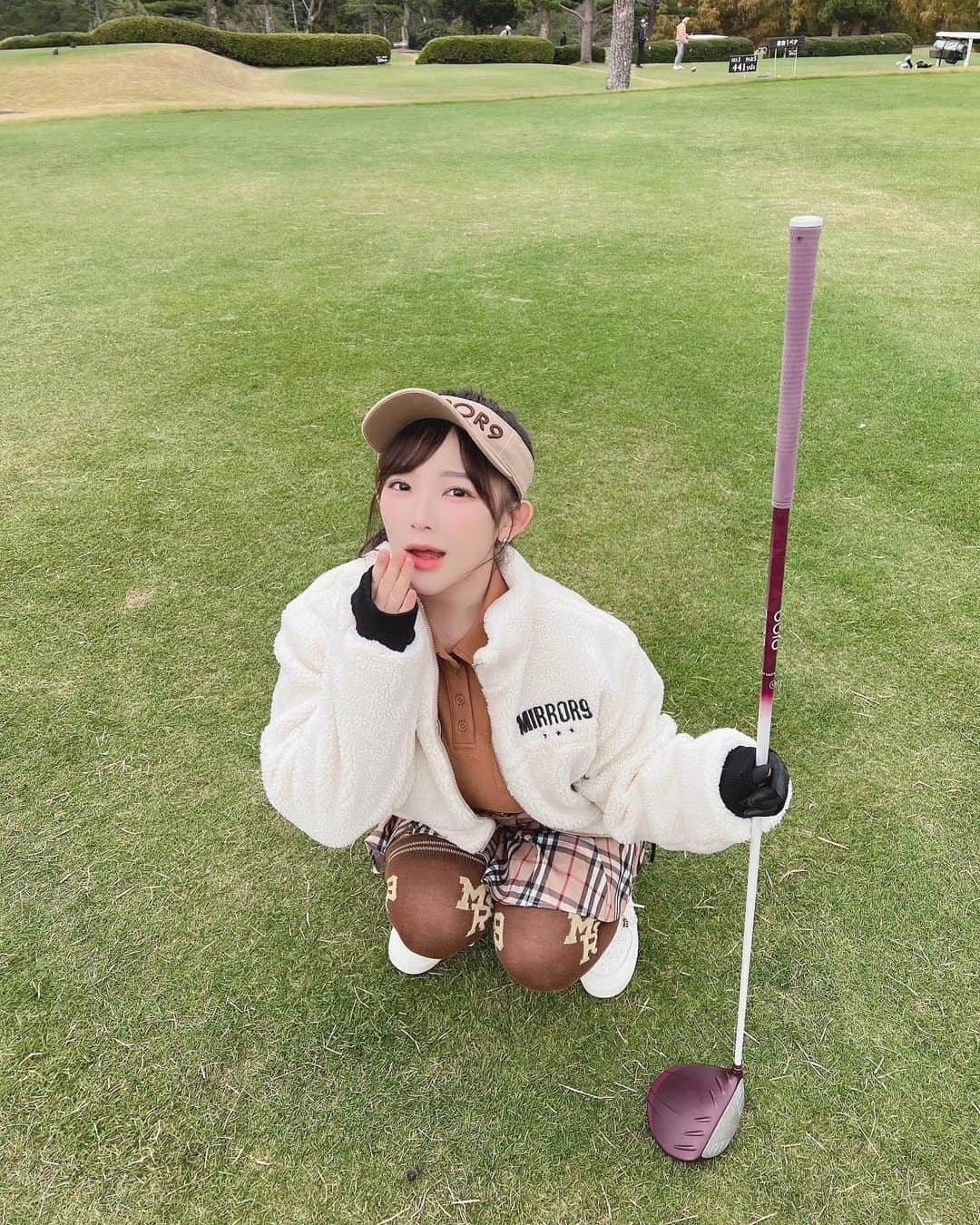 天木じゅんさんのインスタグラム写真 - (天木じゅんInstagram)「. . ウェア⛳️🤎 @mirror9golf  @mirror9official   寒そうに見えて寒く無い🫢 これから寒くなってきた時 このアウター愛用決定🤍🤍 私服でも着れちゃう⛄️  🎥 @fuminasuzuki  #ゴルフウェア #golf #ゴルフ女子 #ゴルフウェアレディース #mirror9  #天木ゴルフ #junamaki #天木じゅん」11月2日 12時02分 - jun.amaki