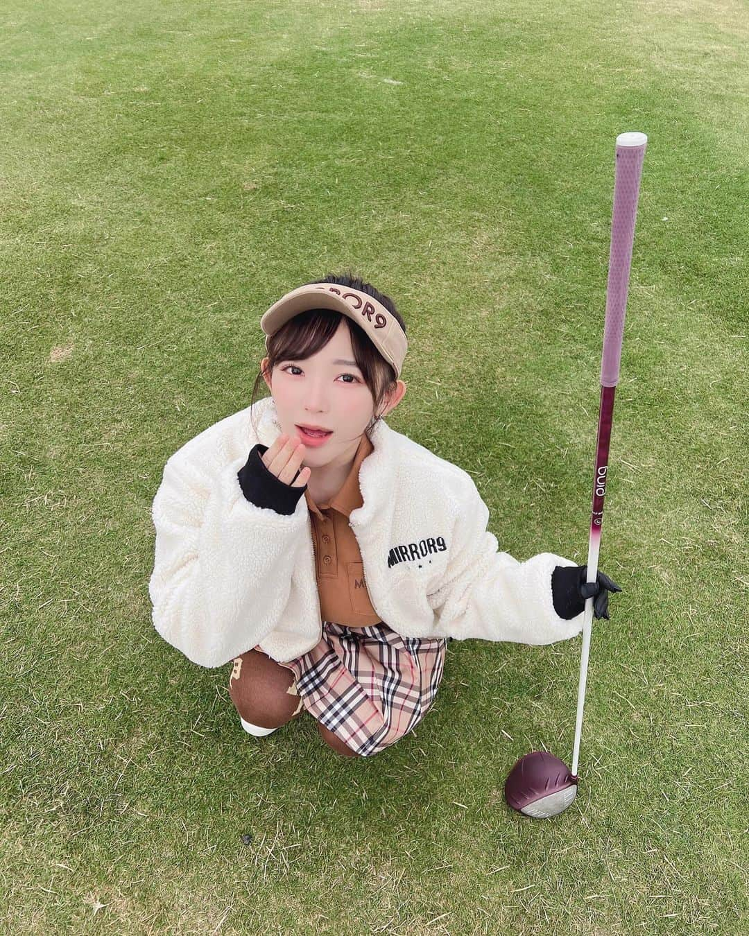 天木じゅんさんのインスタグラム写真 - (天木じゅんInstagram)「. . ウェア⛳️🤎 @mirror9golf  @mirror9official   寒そうに見えて寒く無い🫢 これから寒くなってきた時 このアウター愛用決定🤍🤍 私服でも着れちゃう⛄️  🎥 @fuminasuzuki  #ゴルフウェア #golf #ゴルフ女子 #ゴルフウェアレディース #mirror9  #天木ゴルフ #junamaki #天木じゅん」11月2日 12時02分 - jun.amaki