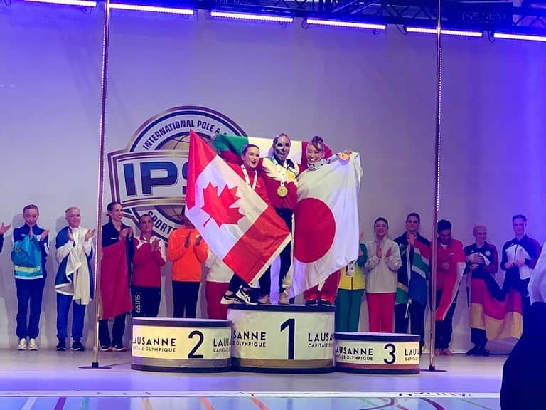 EMYのインスタグラム：「✨🏆🌍2022 World Pole Aerial championships 🌍🏆✨  Congratulations 🎉🎉🎉 @maruplazapole 🥇✨ @redbird2019 🥈✨  Absolutely amazing routine and what a beautiful smile💐💐💐💐✨  I’m so honored to be there with you guys🫶✨  I’m so happy 🧩  I hope see you guys next year 😊🙏  I will trying hard💪💪💪  Thank you so much  🌍🏆💐✨ @ipsfpolesports   And my national 🇯🇵💐✨ @japan_pole_sports_association   ❤️❤️❤️❤️❤️❤️❤️❤️❤️❤️❤️  この大会で、長い間夢見てきた表彰台に立てて、とてもうれしくて、感謝の気持ちでいっぱいでした。  チャンピオンのマリアさんと、準優勝のレッドバードさんの美しく明るい笑顔は何よりの努力の結果の表れと感じて、余計なものを持たないその爽やかで優しく明るい笑顔を、私も持てるようになりたいと心から思いました。  今年は、健やかなアスリートとしての自分を夢見て、欲張らず、過信せず競技に愛を向け、客観的に自分を観察し、弱さを毎日少しずつ克服する事、毎回の練習のテーマをクリアしていく事にチャレンジしました。  とても幸せな挑戦でした。  幸運が重なりこの結果が巡ったこの機会に、感謝しています。  自分と戦い、自分の弱さに挑むのが好きです。ポールスポーツが大好きです❣️  また更なる己の高みを目指し努力していきます。  素晴らしいアスリートのみなさんに。この大会に。 尊敬と感謝を込めて💐✨  ありがとうございました！」
