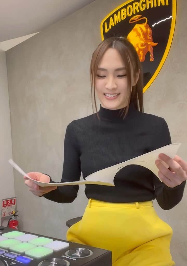 HILOCO aka neroDollのインスタグラム：「reversal📃🥸  ランボルギーニカラー💛🖤で リハーサル♪💿🎤  久々の名古屋うれしい〜🤭😁😁  #lamborghininagoya #lamborghini」