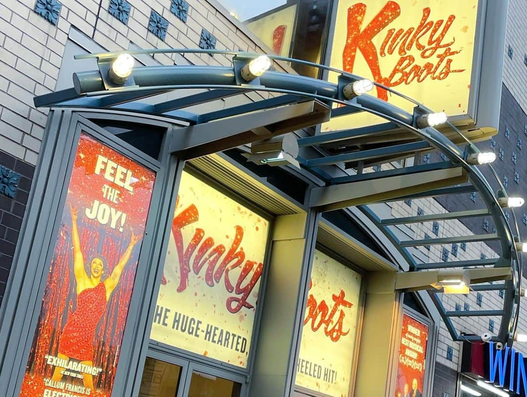 白渚すずさんのインスタグラム写真 - (白渚すずInstagram)「・ "Kinky Boots" was soooooo wonderful!!!!When was the last time I was so moved by musicals? A month after seeing the play, I still can't get it out of my head and listen to the music every day. It was be my best broadway musical!!!  And yet... the news that the show closed three weeks later. why....😭 I was still hoping to see it many more times in the future....  オフブロードウェイとして再開した 「Kinky Boots」念願の初観劇。 噂には聞いていたけれど… もぅ最っ高〜に感動！！大興奮！！ 心を鷲掴みにされ、観劇してから1ヶ月経った今も「Kinky Boots」の事が頭から離れません。 今まで観たBroadway musical の中で 私的No.1です!!!! 演出、音楽、振付…全てが私好みのミュージカルで… 宝塚で出演した中では「ハゥ・トゥー・サクシード」を思い出しました。 (もう一度観たいのに映像化されなかったのが非常に残念…。)  もうこれはNYに居られる間に何度か観たいと思っていたのに、 なんとなんと11月20日で閉幕されてしまうと先程発表が…。 驚き過ぎて悲し過ぎて泣いてしまう…。 あんなに素敵なのに、どうしてー😭  この観劇した日、感動し過ぎて何か思い出に残したいと思い帰りにマグネットを購入。 レジが壊れて時間がかかってしまい、劇場から出るのが遅くなってしまったところ事件が！！ 長いので続きは次回へ。  #kinkyboots#broadway#broadwaymusical#kinkybootsbway#bway#ny#nyc#newyork#offbroadway#ブロードウェイ#ブロードウェイミュージカル#キンキーブーツ」11月2日 12時10分 - suzubell_44