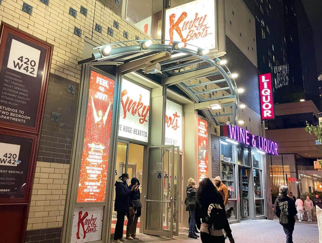 白渚すずさんのインスタグラム写真 - (白渚すずInstagram)「・ "Kinky Boots" was soooooo wonderful!!!!When was the last time I was so moved by musicals? A month after seeing the play, I still can't get it out of my head and listen to the music every day. It was be my best broadway musical!!!  And yet... the news that the show closed three weeks later. why....😭 I was still hoping to see it many more times in the future....  オフブロードウェイとして再開した 「Kinky Boots」念願の初観劇。 噂には聞いていたけれど… もぅ最っ高〜に感動！！大興奮！！ 心を鷲掴みにされ、観劇してから1ヶ月経った今も「Kinky Boots」の事が頭から離れません。 今まで観たBroadway musical の中で 私的No.1です!!!! 演出、音楽、振付…全てが私好みのミュージカルで… 宝塚で出演した中では「ハゥ・トゥー・サクシード」を思い出しました。 (もう一度観たいのに映像化されなかったのが非常に残念…。)  もうこれはNYに居られる間に何度か観たいと思っていたのに、 なんとなんと11月20日で閉幕されてしまうと先程発表が…。 驚き過ぎて悲し過ぎて泣いてしまう…。 あんなに素敵なのに、どうしてー😭  この観劇した日、感動し過ぎて何か思い出に残したいと思い帰りにマグネットを購入。 レジが壊れて時間がかかってしまい、劇場から出るのが遅くなってしまったところ事件が！！ 長いので続きは次回へ。  #kinkyboots#broadway#broadwaymusical#kinkybootsbway#bway#ny#nyc#newyork#offbroadway#ブロードウェイ#ブロードウェイミュージカル#キンキーブーツ」11月2日 12時10分 - suzubell_44