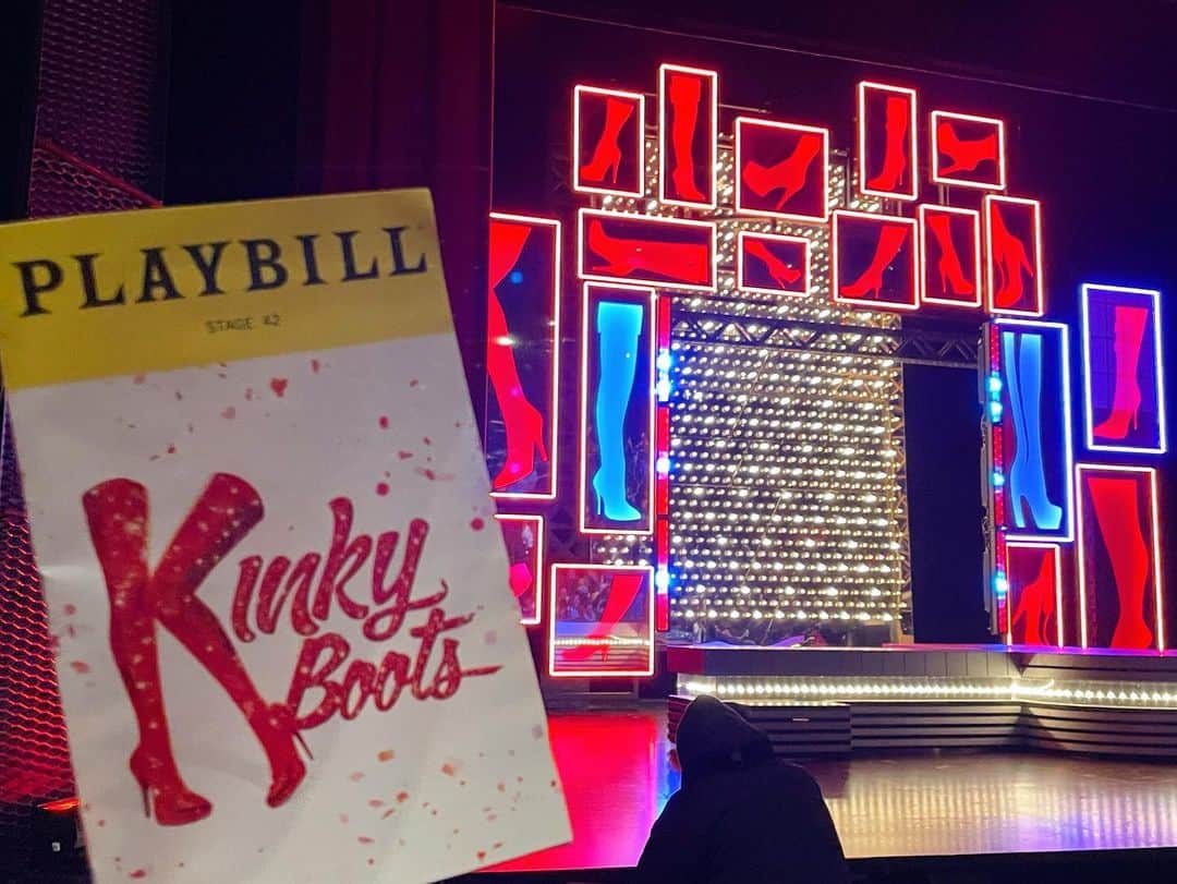 白渚すずのインスタグラム：「・ "Kinky Boots" was soooooo wonderful!!!!When was the last time I was so moved by musicals? A month after seeing the play, I still can't get it out of my head and listen to the music every day. It was be my best broadway musical!!!  And yet... the news that the show closed three weeks later. why....😭 I was still hoping to see it many more times in the future....  オフブロードウェイとして再開した 「Kinky Boots」念願の初観劇。 噂には聞いていたけれど… もぅ最っ高〜に感動！！大興奮！！ 心を鷲掴みにされ、観劇してから1ヶ月経った今も「Kinky Boots」の事が頭から離れません。 今まで観たBroadway musical の中で 私的No.1です!!!! 演出、音楽、振付…全てが私好みのミュージカルで… 宝塚で出演した中では「ハゥ・トゥー・サクシード」を思い出しました。 (もう一度観たいのに映像化されなかったのが非常に残念…。)  もうこれはNYに居られる間に何度か観たいと思っていたのに、 なんとなんと11月20日で閉幕されてしまうと先程発表が…。 驚き過ぎて悲し過ぎて泣いてしまう…。 あんなに素敵なのに、どうしてー😭  この観劇した日、感動し過ぎて何か思い出に残したいと思い帰りにマグネットを購入。 レジが壊れて時間がかかってしまい、劇場から出るのが遅くなってしまったところ事件が！！ 長いので続きは次回へ。  #kinkyboots#broadway#broadwaymusical#kinkybootsbway#bway#ny#nyc#newyork#offbroadway#ブロードウェイ#ブロードウェイミュージカル#キンキーブーツ」