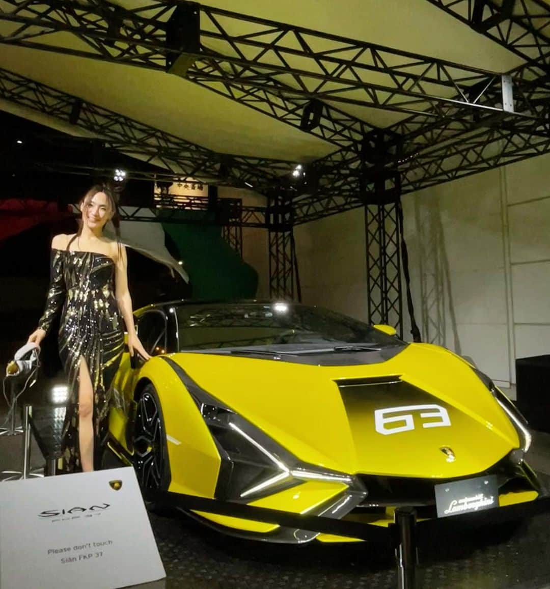 HILOCO aka neroDollさんのインスタグラム写真 - (HILOCO aka neroDollInstagram)「Lamborghinin Nagoya 10th Anniversary🫶💐 ランボルギーニ名古屋さんの10周年をお祝いしてきました🥰🤭  写真はこの日の為に展示された 日本に3台しかないカウンタック誕生50周年モデルの LPI 800-4（1枚目、三億円）と、 ランボルギーニ 初のハイブリッドモデル シアン FKP 37（2枚目、四億円）😳🤯  サプライズゲストには 歌手のT-BOLAN 森友さんや ジャズシンガー ケイコ・リーさんが登場🎤✨✨  MCにはZIP-FMのクリス グレンさんを迎え パフォーマーのセイムセイムさんや マジシャンのGO!さんのショーで終始盛り上がった、 豪華で楽しい２日間でした🤭🥰✨✨  @lamborghininagoya @kotake.haru.0918 @mio.bellamacchina  コリーダモータース ランボルギーニ名古屋の皆様、 10周年おめでとうございます！💐💐💐💐  #lamborghininagoya #lamborghini #djlife」11月2日 12時32分 - djhiloconerodoll