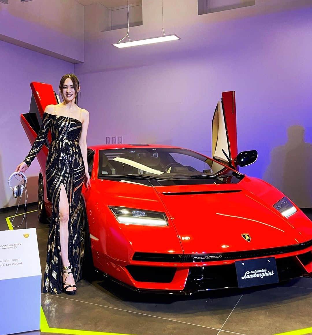 HILOCO aka neroDollのインスタグラム：「Lamborghinin Nagoya 10th Anniversary🫶💐 ランボルギーニ名古屋さんの10周年をお祝いしてきました🥰🤭  写真はこの日の為に展示された 日本に3台しかないカウンタック誕生50周年モデルの LPI 800-4（1枚目、三億円）と、 ランボルギーニ 初のハイブリッドモデル シアン FKP 37（2枚目、四億円）😳🤯  サプライズゲストには 歌手のT-BOLAN 森友さんや ジャズシンガー ケイコ・リーさんが登場🎤✨✨  MCにはZIP-FMのクリス グレンさんを迎え パフォーマーのセイムセイムさんや マジシャンのGO!さんのショーで終始盛り上がった、 豪華で楽しい２日間でした🤭🥰✨✨  @lamborghininagoya @kotake.haru.0918 @mio.bellamacchina  コリーダモータース ランボルギーニ名古屋の皆様、 10周年おめでとうございます！💐💐💐💐  #lamborghininagoya #lamborghini #djlife」