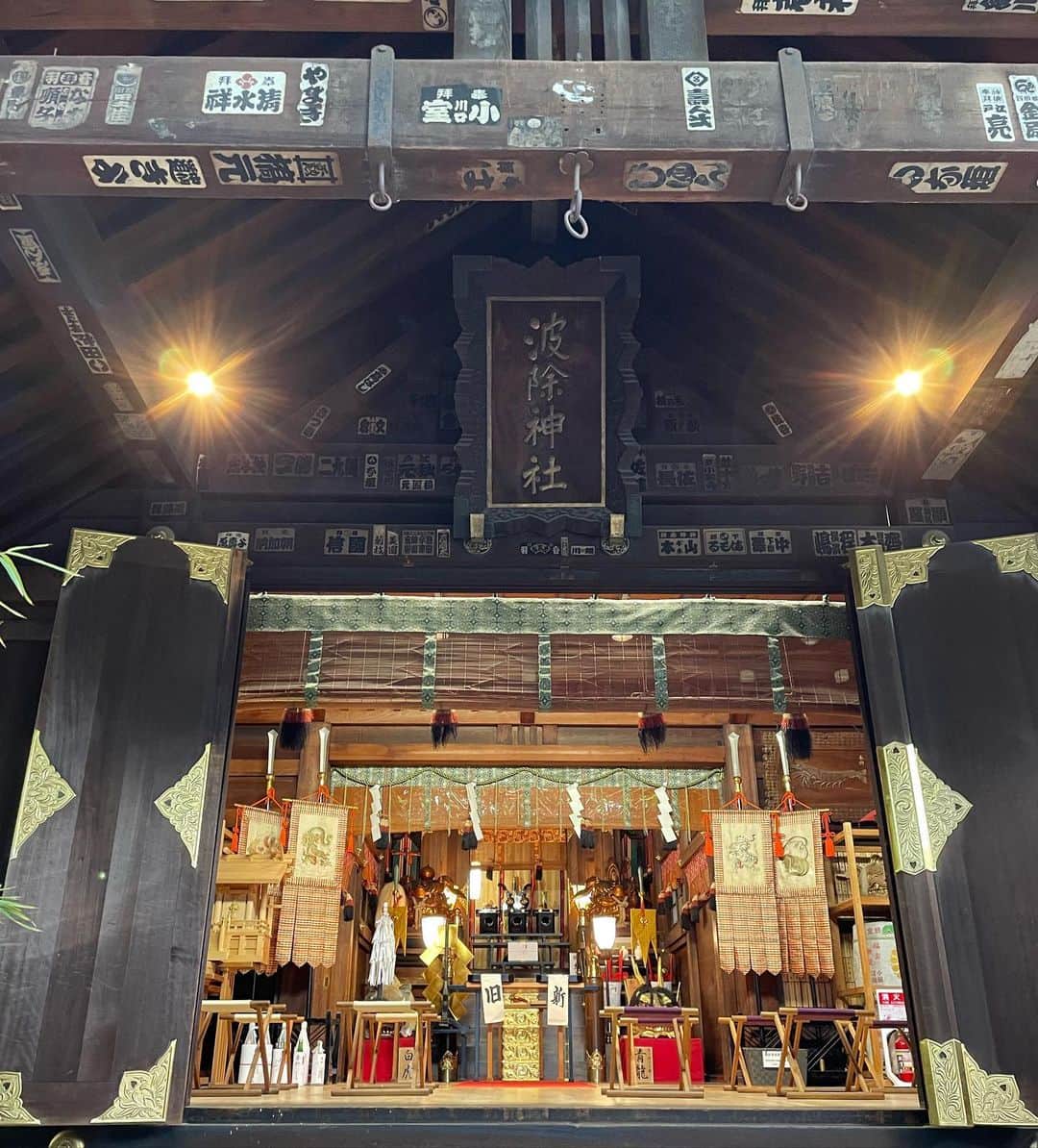 菊池桃子さんのインスタグラム写真 - (菊池桃子Instagram)「*  波除神社  歳を感じたくはないですが、 健康意識が高まっていきます。  そんな中、神社仏閣に詳しいお友達が 東京の築地にある「波除神社」 に連れて行ってくれました。  身体を大事にするなら生まれ育った 東京の台所とも称されてきた、 つまり築地市場を私たちの食を 見守る波除神社 に手を合わせようということです。  江戸時代に佇むような古き良きでした。  #波除神社 #テレビでは見てたけれど #初めて行きました #東京新発見 #素敵なパワースポット」11月2日 12時38分 - momoko_kikuchi_official