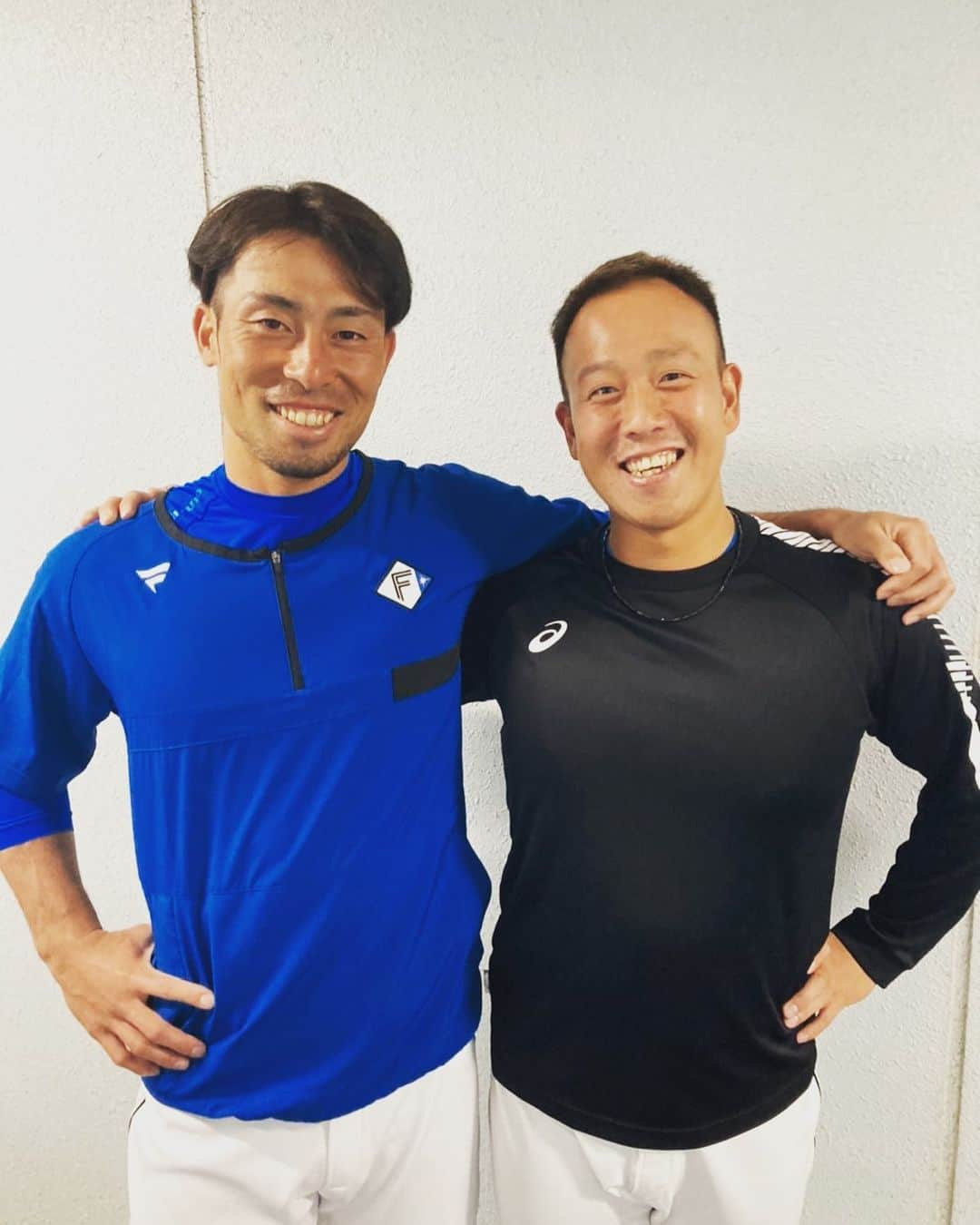 谷川昌希のインスタグラム：「今日鎌ヶ谷で練習してたら江越に会いました！！ テンション上がって写真撮りました。笑  江越は同級生なので新天地で頑張ってほしいです💪💪 やってくれると思います！！ ファイターズファンの方江越をよろしくお願いします🙇‍♂️🙇‍♂️ ちなみにみんなにエゴ兄と呼ばれてました。笑  僕もトライアウトに向けて頑張ります！！」