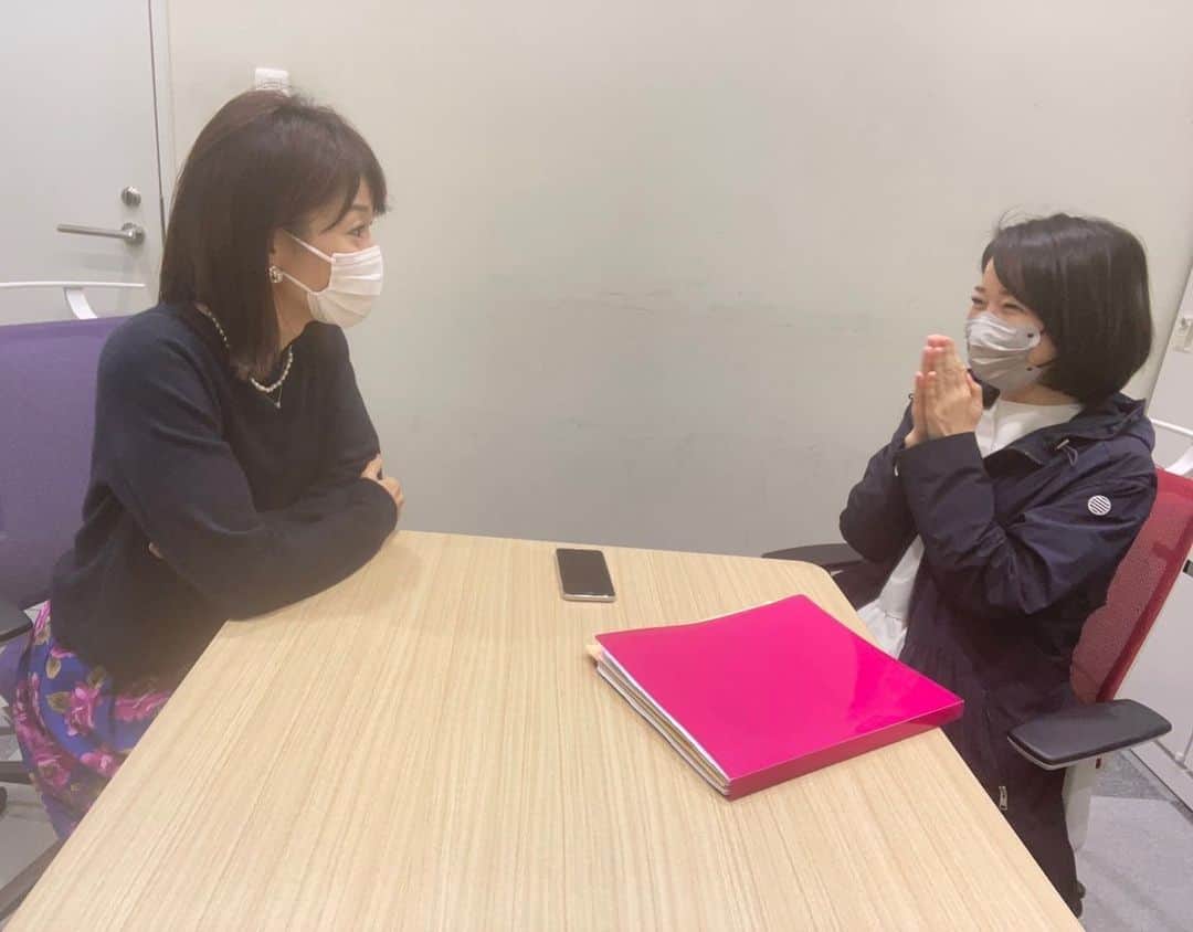 前田真理子のインスタグラム：「不定期にちょこちょこ出没させていただいている音声放送チャンネルvoicy内の「松丸友紀のシナぷしゅラジオ」。  今日も収録を行いました🎤  打ち合わせで盛り上がるのをグッと堪えるのが、至難の業です！  無料音声アプリ「Voicy」でも是非お楽しみください。」