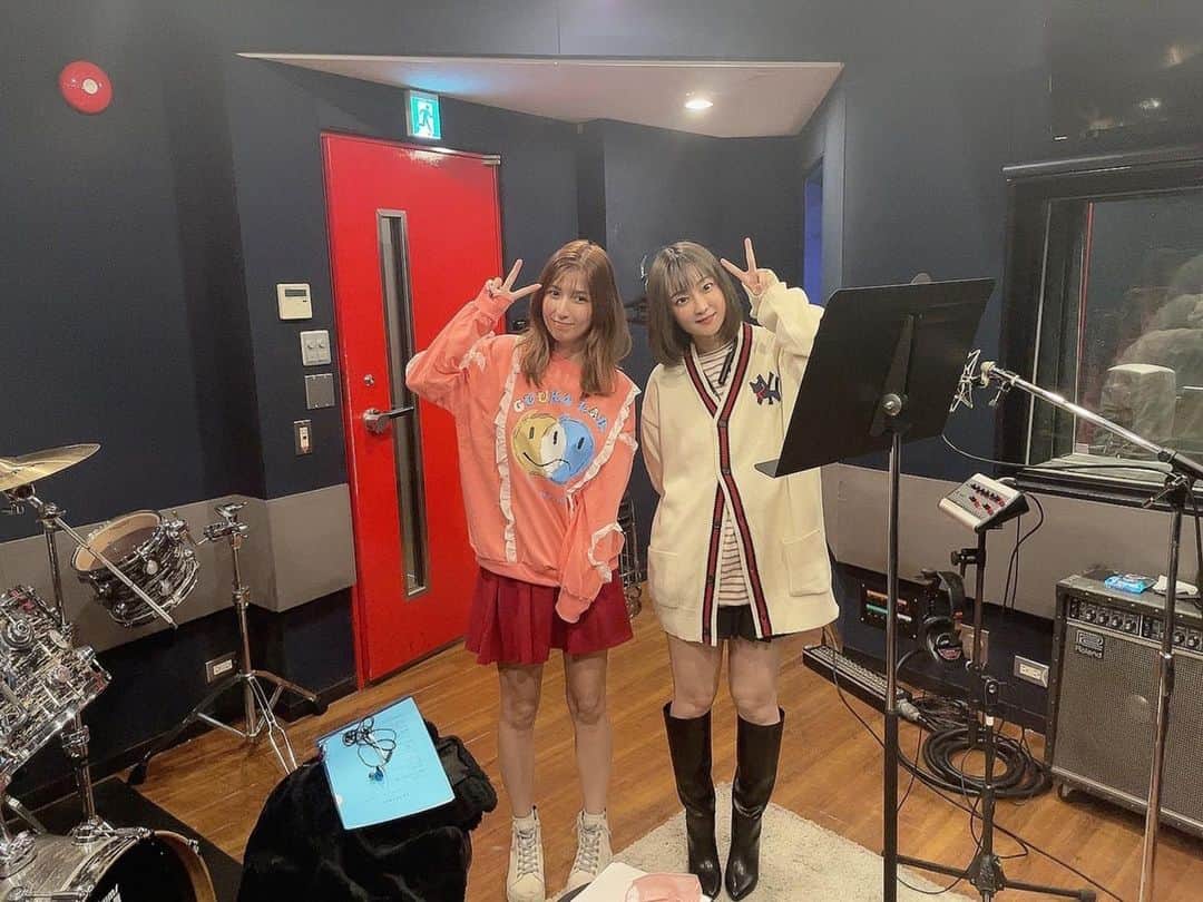小田あさ美のインスタグラム：「昨日は ひらやまんさんとレコーディングでした 今回はデュエット曲です🎤  ちなみにわたしはピンクの方を、、 ひらやまんさんはミドリの方を、、 といえば分かる人には分かるかな？  2曲歌ったんだけど、 1曲は普段から歌う曲だったから 歌い慣れてはいたけど、 もう1曲は初めて聞いた曲で なおかつ難しくてキーが高くて 少し苦戦したけど、 やっぱり歌うの好きですわたし。笑  楽しい♡  動画アップされるのお楽しみにね☺︎  #talent #model #youtube  #うたぱちスタジオ #パチスロ #アニソン #大好き #ひらやまん さん #デュエット #recording #撮影 ＃楽しかった」