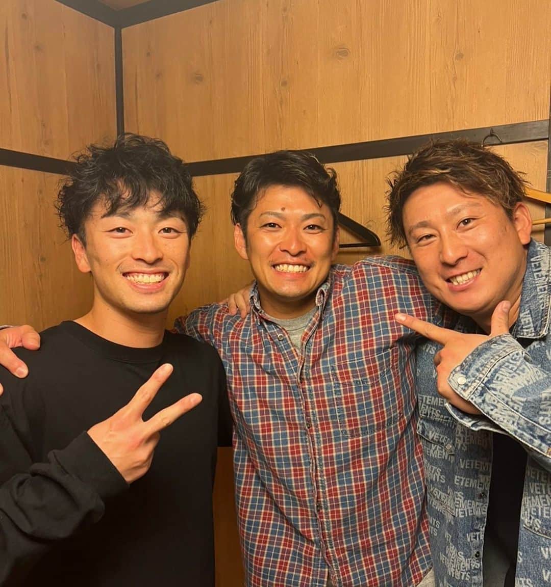 福田周平のインスタグラム：「先輩お世話になりました！！  また、行きましょーー🍻  #プロテイン  #おじさん  #クソ  #お世話になりました」