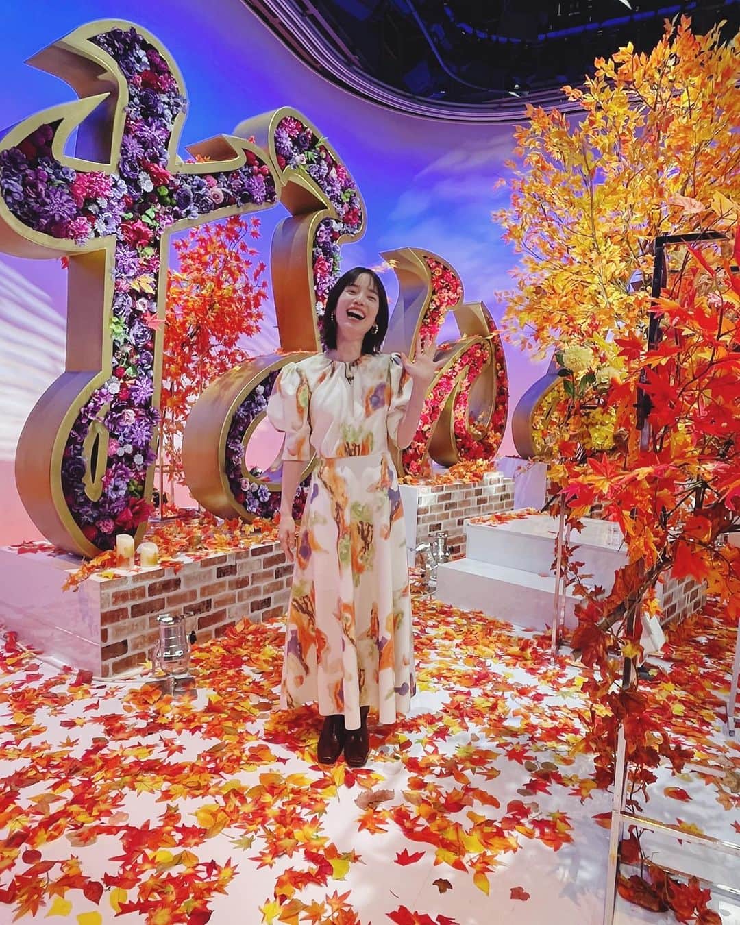 弘中綾香のインスタグラム：「こんや7時からの 『✨ノブナカなんなん✨』は 値上げと戦う人情家族スペシャル〜‼️‼️ ⁡ ４世代の家族経営で頑張るスーパーに お手伝いして来ました✌️ お孫さんたちと一緒に沢山売り込みました🤣 ⁡ 笠原シェフのお惣菜作りもお手伝いできて、 とっても楽しかったです‼️ ⁡ もうお馴染みの 青森電気ガス水道0円家族にも密着しています⭐️ そろそろ本物のたいちくんに会いたいなぁ… ⁡ 久しぶりに ノブさん 河北さん 見取り図のお2人にも会えて 嬉しかったです〜💕🤗 ⁡ スタジオはすっかり秋でした〜✌️」