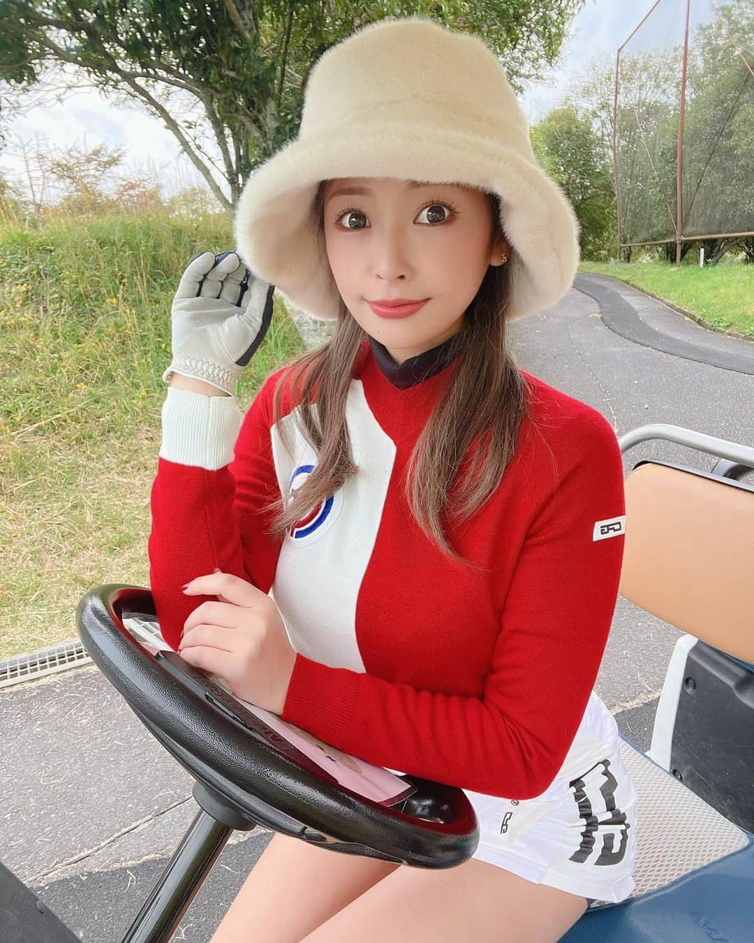IORIのインスタグラム：「・ もこもこ帽子🧸 お耳まで隠れるからあったかい〜♡ ・ ・ ・ ・ ・ ・ ・ ・ ・ ・ #ゴルフ#ゴルフ女子#女子#ゴルフ好きな人と繋がりたい#ゴルフスタグラム #マークアンドロナ #パーリーゲイツ女子#cpggolf #cpg  #名古屋#錦#錦3#シェリエ#GOLD#サロンドゴールド#salondegold#newドレス#キャバクラ#キャバ嬢#シャンパン#撮影#followforfollowback #likeforlike#キャバ嬢の日常」