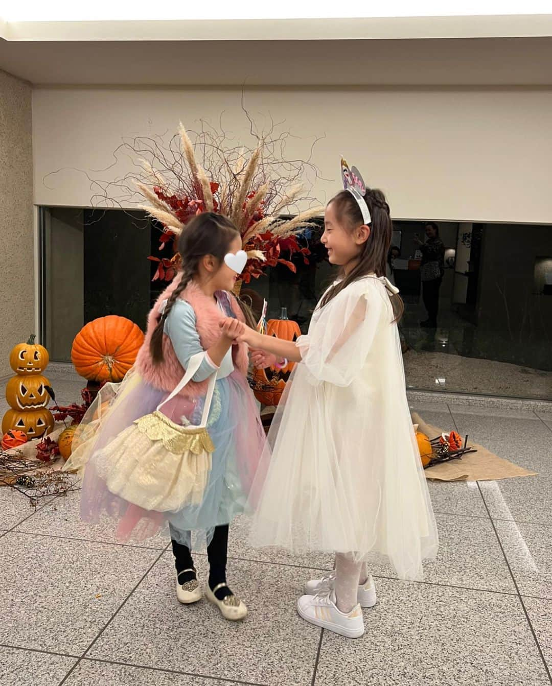 翁安芸さんのインスタグラム写真 - (翁安芸Instagram)「今年のハロウィン🎃👻✨  学校のあと着替えて @shinmai0728 ちゃんと娘たちとTRICK or TREAT🍭🍬してきました。  久しぶりのハロウィン散歩は、迫力ある面白いデコレーションの家々を周り、キャンディをたくさんもらえて子どもたちは大喜びでした💖  食べることよりハロウィンバッグに集めることに喜びを感じていた様子👻🍬🍭💖💕  ちなみに娘はWishenpoof!とういうキャラクターをイメージ。スカートが電気で光るので、暗くなったら可愛かった✨✨  #happyhalloween #2022 #ハロウィン #思い出」11月2日 14時49分 - akinyc