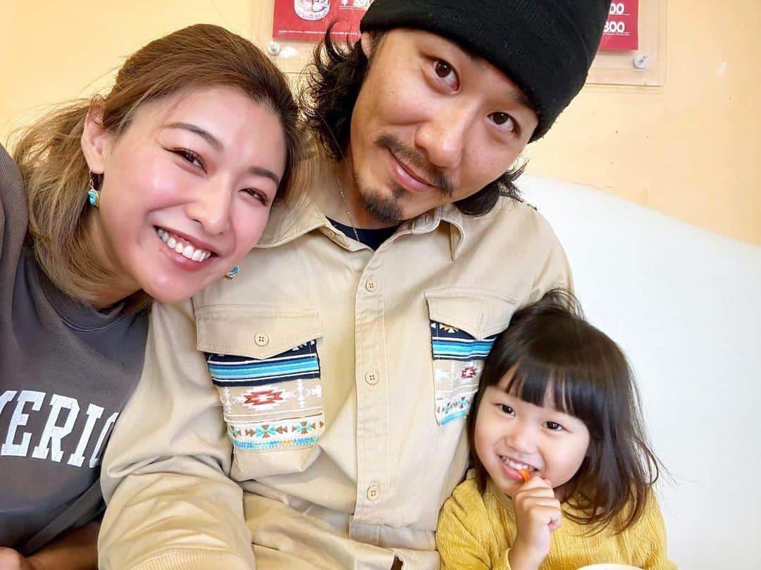 pukkeyのインスタグラム：「何てことない休日の久々の 家族3人👨‍👩‍👧 #家族写真 #family  #休日 #holiday  #love」