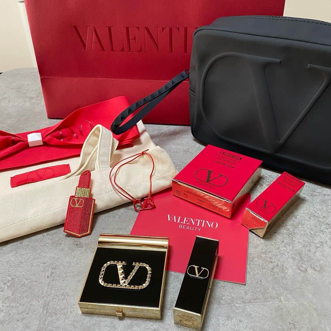 愛海さんのインスタグラム写真 - (愛海Instagram)「. . 𝑽𝑨𝑳𝑬𝑵𝑻𝑰𝑵𝑶  𝐵𝐸𝐴𝑈𝑇𝑌 ❤︎ . 完全にパケ買い。可愛い🥲❤️ . . #valentino #valentinogaravani #valentinobeauty #ヴァレンティノ #ヴァレンティノビューティ #ホリデーコレクション」11月2日 15時37分 - 0607ami