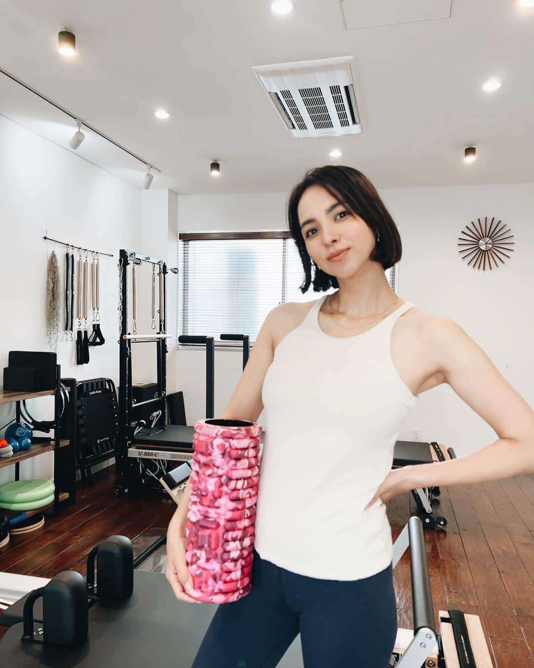 鈴木サチのインスタグラム：「. 継続は力なり！！ . . 産後8ヶ月。 少しずつだけど、身体が変化してきている😌 . まだ授乳中だから、胸回りは丸いし、骨盤の緩みがある。それでも変化は確実にあって、身体の疲れもほとんど感じなくなって来てる。 . . 大事なのは 継続する事 途中で諦めない 焦らずゆっくり 結果をすぐに求めない  結果をすぐに求めると続かない。 続かないと途中で諦める。 諦めると結果は出ない。 . . 与えられた時間はみんな一緒。 . 人やモノのせいにしないで なんでも自分軸が大事！！！ . でも1人じゃ頑張れなくなる時あるよね？！ ちょっとした声かけが欲しかったり、共感してもらいたかったり、そんな仲間がいると、一気に頑張れる！！ . 今、みんなで一緒にチャレンジ出来る企画を作ってます😊✨✨ . . 最新情報は @studio_fluere のLINEからお届けするので、お友達追加してね😊✨ . . #ママ #ママモデル #モデル #4児ママ #ピラティス #ピラティスインストラクター #スタジオフルエーレ #学芸大学 #ピラティススタジオ」