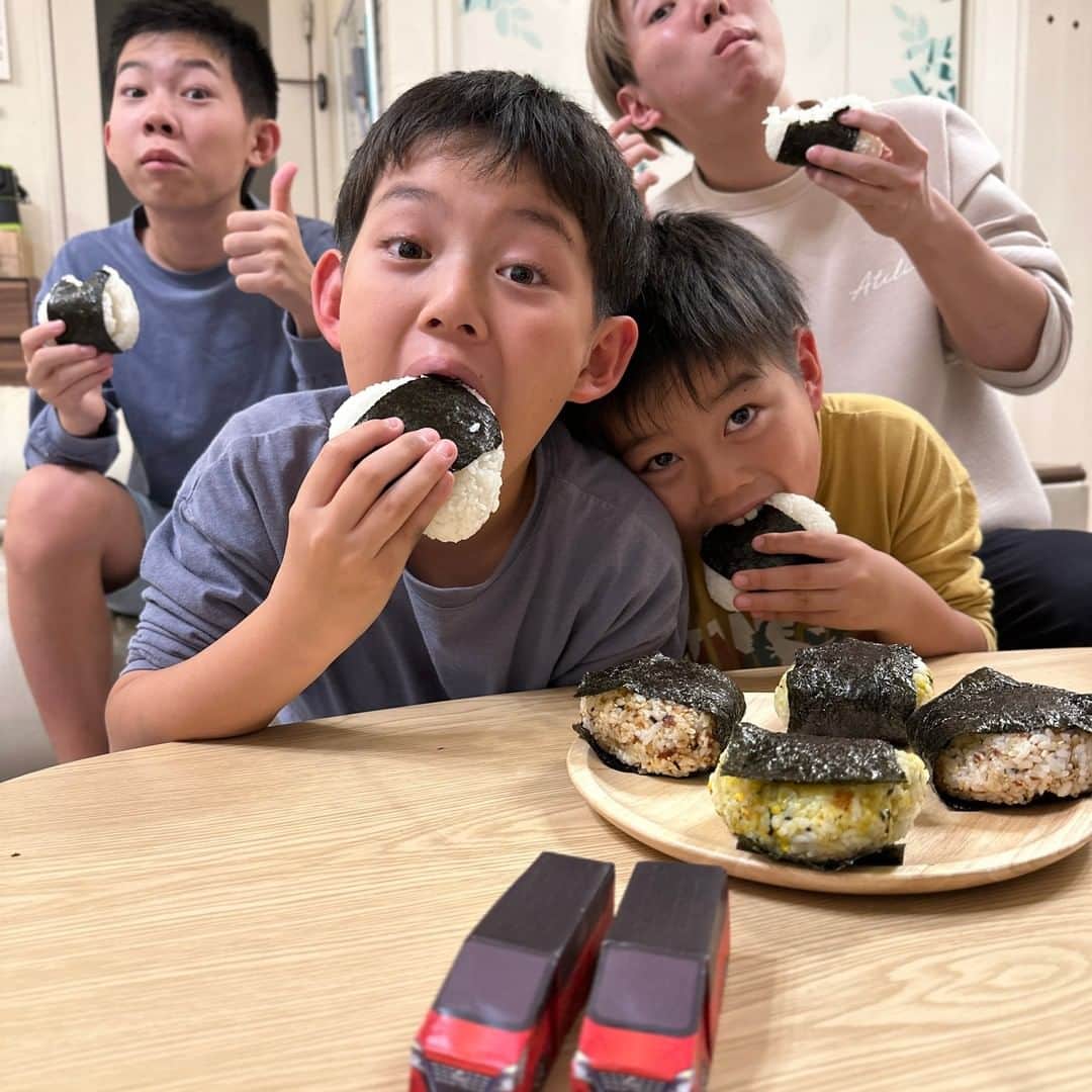 のインスタグラム：「日産セレナが応援している、おにぎりアクションにbrother4も参加しました！  大きいおにぎりがあっという間になくなるほど、子どもたちも成長してくれて嬉しいです！  おにぎりキャンペーンは11月6日までやっていますので、ぜひ皆さんも参加してみてください♫  #PR #brother4 #YouTuber #OnigiriAction #思い出をよくばろう #日産セレナePOWER」