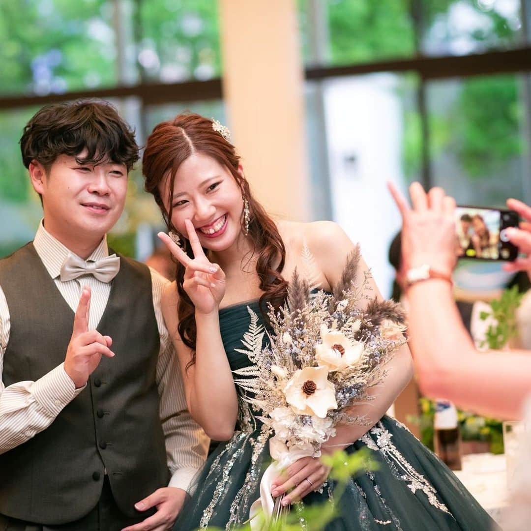 麗風つくばシーズンズテラスさんのインスタグラム写真 - (麗風つくばシーズンズテラスInstagram)「【麗風花嫁ウエディングレポート】 テーマは"非日常" 見学前より結婚式に対してこだわりや イメージをお持ちだったお2人。 完全オリジナルで作成可能な 270度壁一面のプロジェクションマッピングや 1組1組シェフがお打ち合わせを行い 決定していくオリジナルフルコースなど ゲストを楽しませるサプライズが得意な 麗風ならではのお式が実現しました！✨ ■入場からゲストを驚かす仕掛けはマッピングで♪ ■ただ美味しいだけではない料理へのひと工夫も！ ■おふたりの"こだわり"をとことん詰める貸切ウエディング コロナ禍で開催を何度も悩み、 延期をし、時に落ち込みながらも 前に進んできたお2人。 悩んだからこそ見えた景色と感想も 織り交ぜてレポートを書いてくださっています！ ぜひぜひご一読ください。  ---------------------------------- レポートの続きをご覧になりたい方は ぜひinstagram TOPのリンクより ウエディングレポートをお選びいただき ご覧くださいませ♪ また、麗風つくばではウエディングレポートに ご協力いただける卒花嫁を募集しております！ -----------------------------------」11月2日 16時27分 - rayfuu