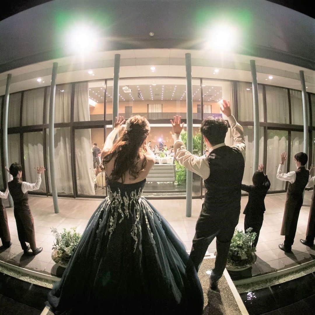 麗風つくばシーズンズテラスさんのインスタグラム写真 - (麗風つくばシーズンズテラスInstagram)「【麗風花嫁ウエディングレポート】 テーマは"非日常" 見学前より結婚式に対してこだわりや イメージをお持ちだったお2人。 完全オリジナルで作成可能な 270度壁一面のプロジェクションマッピングや 1組1組シェフがお打ち合わせを行い 決定していくオリジナルフルコースなど ゲストを楽しませるサプライズが得意な 麗風ならではのお式が実現しました！✨ ■入場からゲストを驚かす仕掛けはマッピングで♪ ■ただ美味しいだけではない料理へのひと工夫も！ ■おふたりの"こだわり"をとことん詰める貸切ウエディング コロナ禍で開催を何度も悩み、 延期をし、時に落ち込みながらも 前に進んできたお2人。 悩んだからこそ見えた景色と感想も 織り交ぜてレポートを書いてくださっています！ ぜひぜひご一読ください。  ---------------------------------- レポートの続きをご覧になりたい方は ぜひinstagram TOPのリンクより ウエディングレポートをお選びいただき ご覧くださいませ♪ また、麗風つくばではウエディングレポートに ご協力いただける卒花嫁を募集しております！ -----------------------------------」11月2日 16時27分 - rayfuu