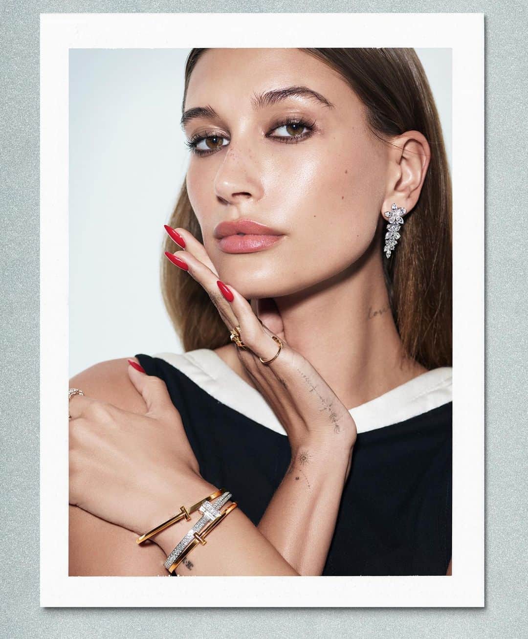 ハイレイ・ロード・ボールドウィンのインスタグラム：「Ready for the holidays drenched in @tiffanyandco forever the perfect gift. shot by @mario_sorrenti #ATiffanyHoliday 🌐🎄」