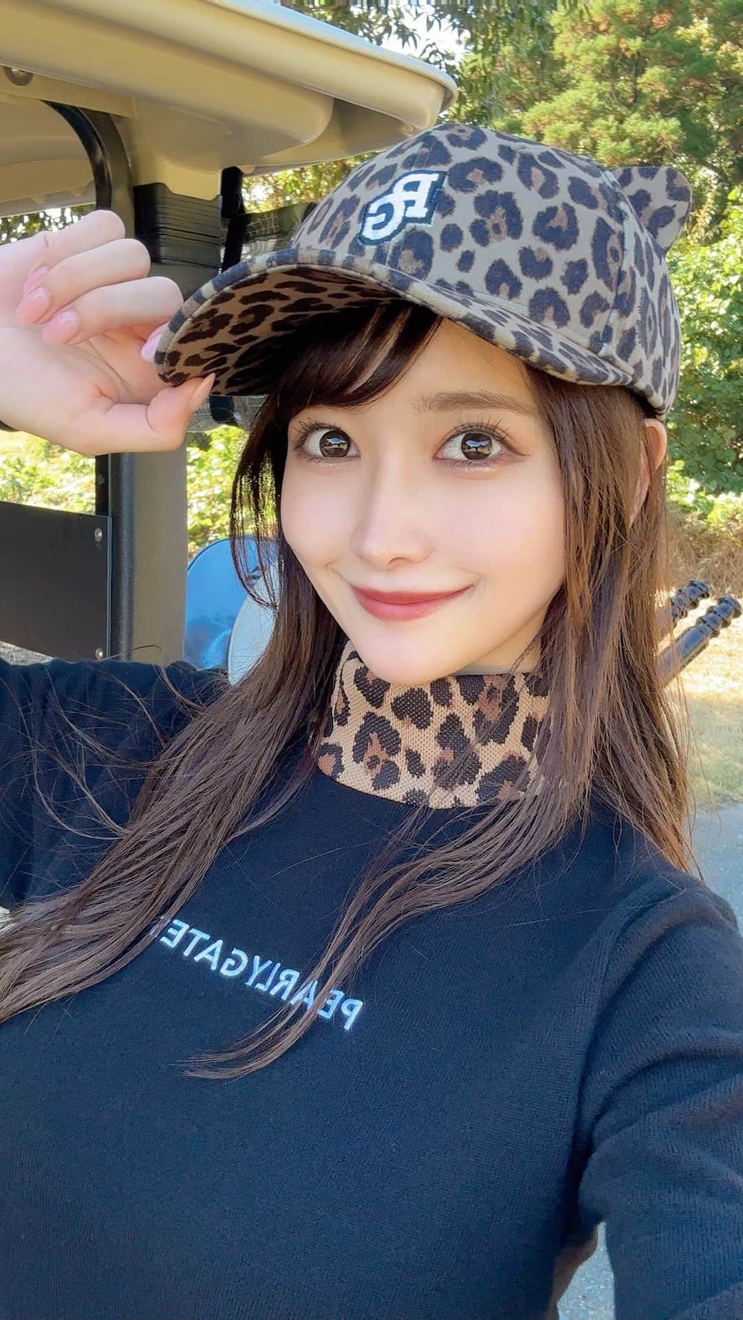 のインスタグラム：「. 🖤🖤🖤 . ブリストルヒルに行った日⛳️ ゲートが開くところを載せてる人が沢山いたので 動画とってみたよ〜🚪✨ . コース内に別荘があったりして それを見てるだけでもなんだか楽しい🏰✨ . コース自体もとっても面白かった⛳️！ . そして白ぶどうのジュースが美味しかった🥺🤍 . . #ゴルフ女子#ゴルフ#ゴルフウェア#パーリーゲイツ#ブリストルヒルゴルフクラブ#golf#golfwear#golflife#golfcourse#golfaddict#golfclub#golfday#pearlygates#bristolhillgolfclub#japan#japanesegirl」