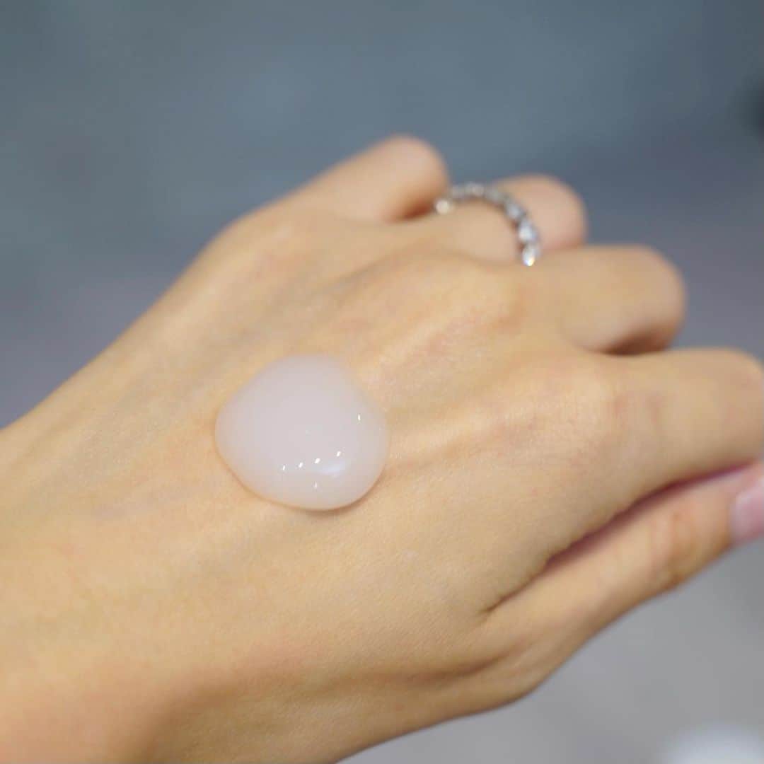 星玲奈さんのインスタグラム写真 - (星玲奈Instagram)「スキンケアは、季節やシーンによっていくつか使い分けをしていますが、中でも欠かせないものの1つが 時間がない時に楽ちんにケアできるオールインワン。  もうほんと、これは必須アイテム！  洗顔後1つで、化粧水・美容液・乳液・クリーム・パック効果でとにかく超時短🤩 数年前からスタメンのスキンケアには絶対入っているのですが、どんどんいいものに進化してきているので、使うものはアップデート。  今は、@suhadashizuku_asahigf 素肌しずくクリアゲルを使っています😊  9種類の保湿成分がギュッと詰まったぷるっとみずみずしいゲルを肌になじませると、大好きなお肌に❤️ 出雲の精製水使用、無着色、無鉱物油も嬉しい✨ 特に急いでいる朝は、これ1つで簡単スキンケアが出来ると本当ーに楽❤️ のびがよく、テクスチャーも心地よいので 顔から首までたっぷりと塗っています😊 @cosmeで、素肌しずくクリアゲルが200名にプレゼントされるキャンペーンをやっているみたいなので 気になる方はぜひそちらもチェックしてみてください✨  #素肌しずく #素肌しずくクリアゲル #オールインワンゲル #朝のスキンケア」11月2日 18時24分 - reinahoshi1015