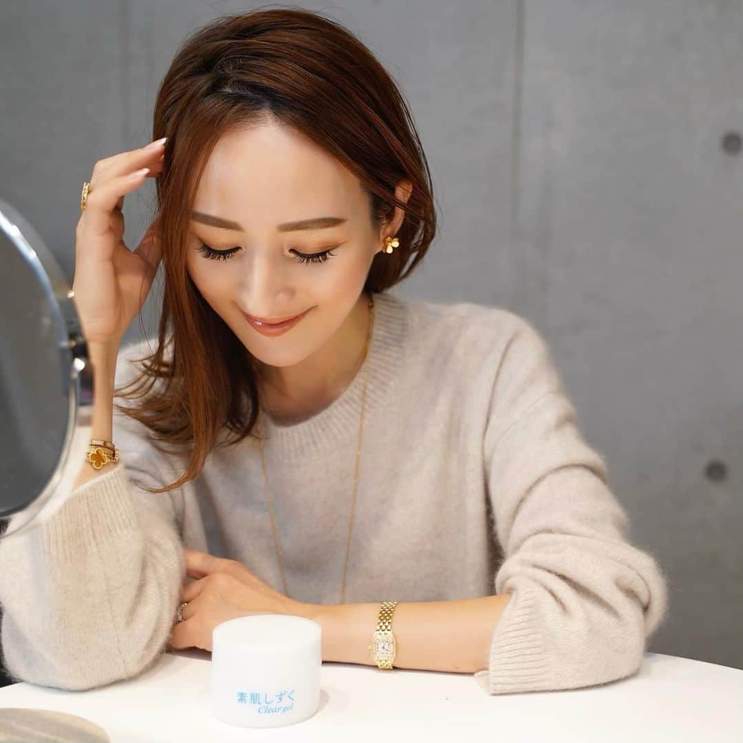 星玲奈さんのインスタグラム写真 - (星玲奈Instagram)「スキンケアは、季節やシーンによっていくつか使い分けをしていますが、中でも欠かせないものの1つが 時間がない時に楽ちんにケアできるオールインワン。  もうほんと、これは必須アイテム！  洗顔後1つで、化粧水・美容液・乳液・クリーム・パック効果でとにかく超時短🤩 数年前からスタメンのスキンケアには絶対入っているのですが、どんどんいいものに進化してきているので、使うものはアップデート。  今は、@suhadashizuku_asahigf 素肌しずくクリアゲルを使っています😊  9種類の保湿成分がギュッと詰まったぷるっとみずみずしいゲルを肌になじませると、大好きなお肌に❤️ 出雲の精製水使用、無着色、無鉱物油も嬉しい✨ 特に急いでいる朝は、これ1つで簡単スキンケアが出来ると本当ーに楽❤️ のびがよく、テクスチャーも心地よいので 顔から首までたっぷりと塗っています😊 @cosmeで、素肌しずくクリアゲルが200名にプレゼントされるキャンペーンをやっているみたいなので 気になる方はぜひそちらもチェックしてみてください✨  #素肌しずく #素肌しずくクリアゲル #オールインワンゲル #朝のスキンケア」11月2日 18時24分 - reinahoshi1015