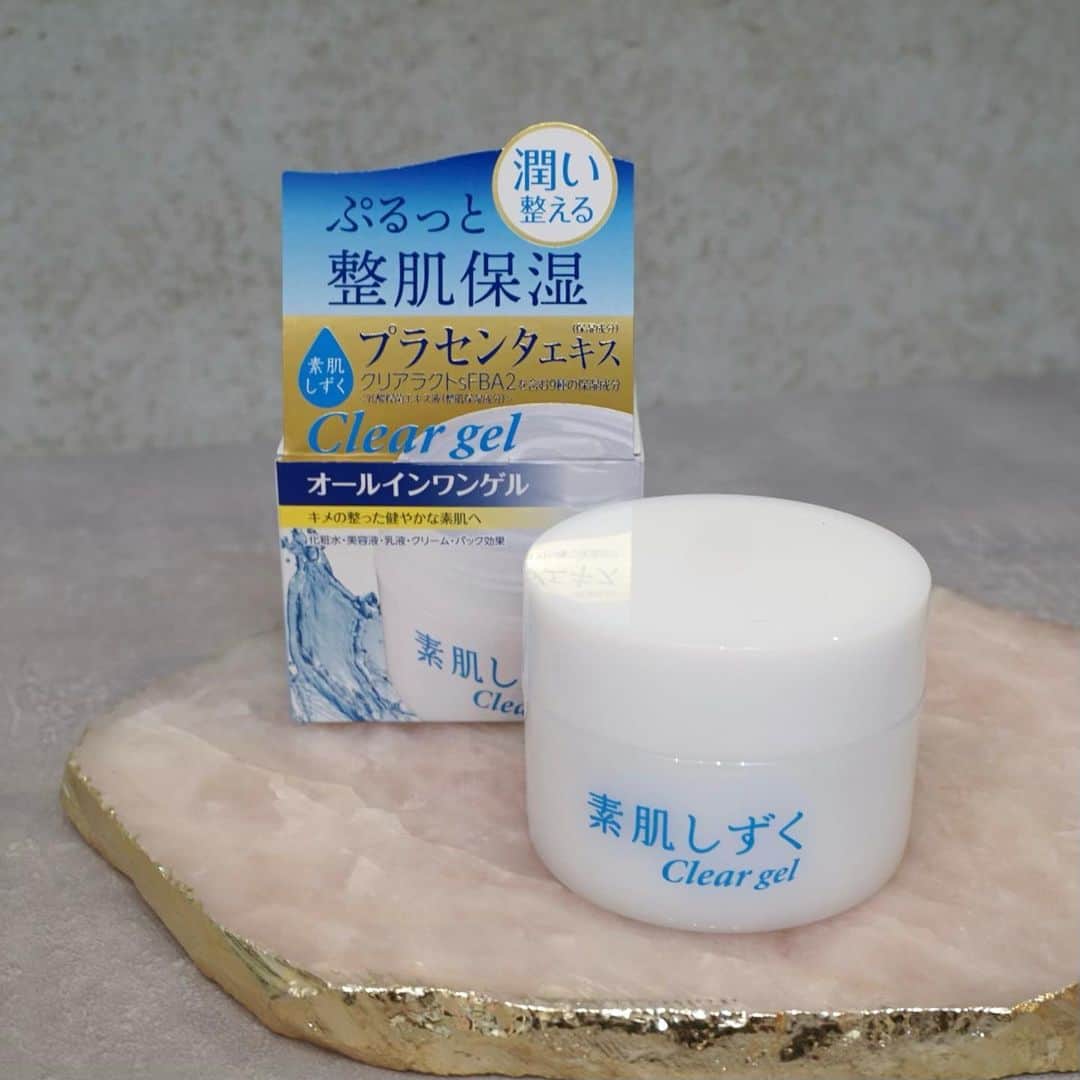 星玲奈さんのインスタグラム写真 - (星玲奈Instagram)「スキンケアは、季節やシーンによっていくつか使い分けをしていますが、中でも欠かせないものの1つが 時間がない時に楽ちんにケアできるオールインワン。  もうほんと、これは必須アイテム！  洗顔後1つで、化粧水・美容液・乳液・クリーム・パック効果でとにかく超時短🤩 数年前からスタメンのスキンケアには絶対入っているのですが、どんどんいいものに進化してきているので、使うものはアップデート。  今は、@suhadashizuku_asahigf 素肌しずくクリアゲルを使っています😊  9種類の保湿成分がギュッと詰まったぷるっとみずみずしいゲルを肌になじませると、大好きなお肌に❤️ 出雲の精製水使用、無着色、無鉱物油も嬉しい✨ 特に急いでいる朝は、これ1つで簡単スキンケアが出来ると本当ーに楽❤️ のびがよく、テクスチャーも心地よいので 顔から首までたっぷりと塗っています😊 @cosmeで、素肌しずくクリアゲルが200名にプレゼントされるキャンペーンをやっているみたいなので 気になる方はぜひそちらもチェックしてみてください✨  #素肌しずく #素肌しずくクリアゲル #オールインワンゲル #朝のスキンケア」11月2日 18時24分 - reinahoshi1015