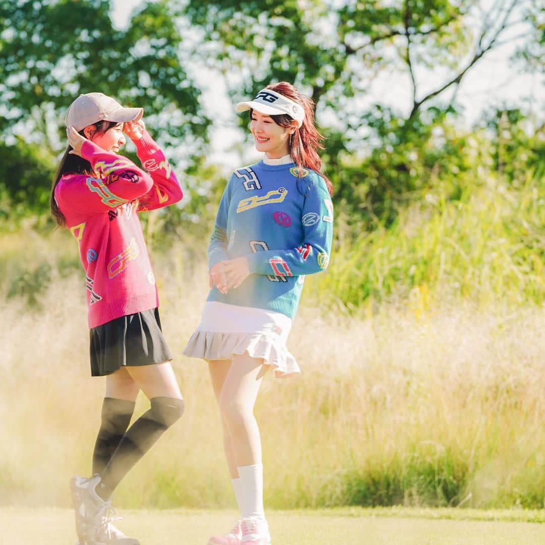 のインスタグラム：「. はるちゃんとおそろコーデ🤍  @cpggolf_official の展示会に行った際に一目惚れしたニット😇  POPなデザインがかわいい💕😍  .  .  #cpggolf #golf #golffashion  #シーピージーゴルフ #ゴルフ #ゴルフ女子 #ロゴニット #冬ゴルフコーデ #ふたごコーデ #おそろいコーデ」