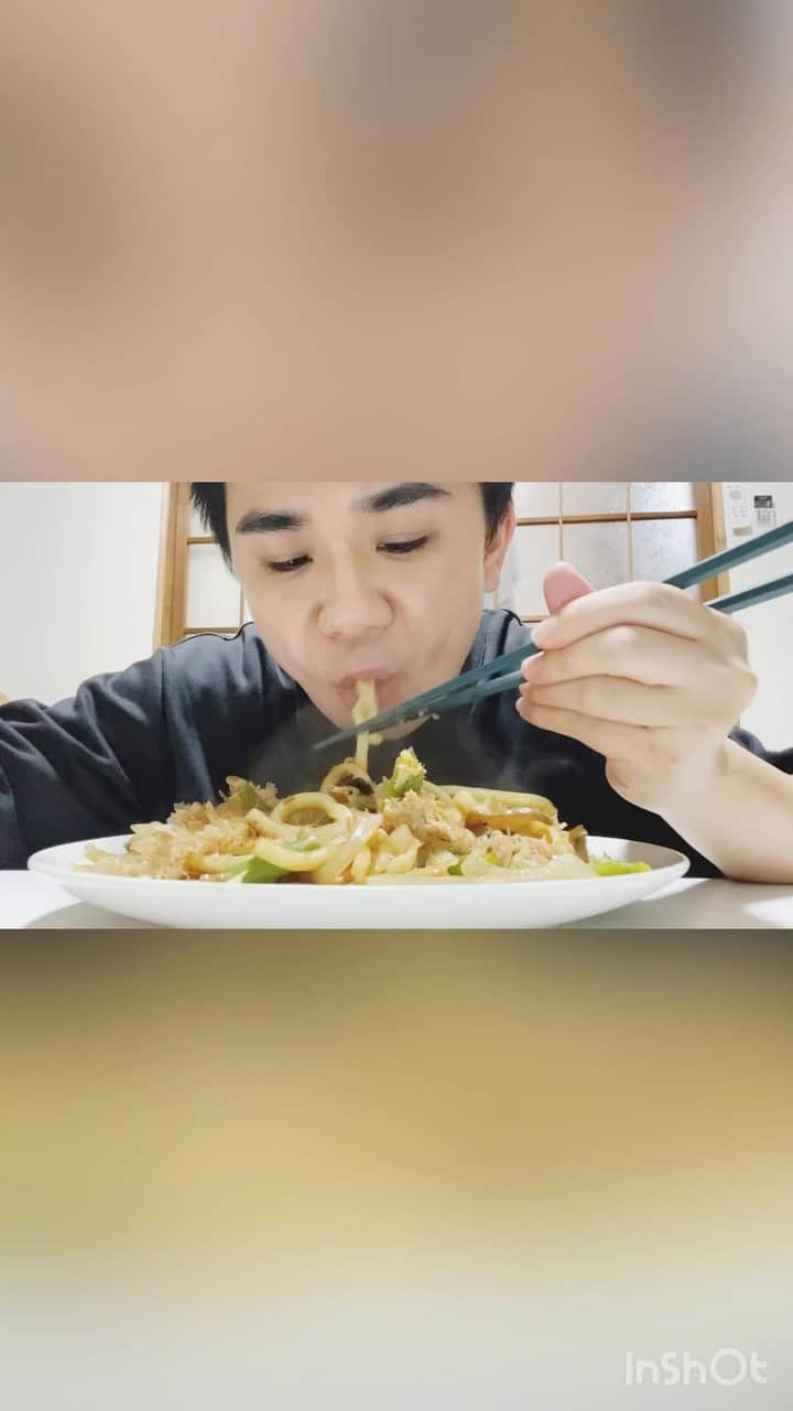 藤本秀星のインスタグラム：「野菜でかさましした焼きうどんを食べるだけの動画  #ひとりめし #自炊 #焼うどん #うどん #野菜 #豚肉 #キャベツ #玉ねぎ #エリンギ #にんじん #いんげん #きくらげ #たけのこ  豚肉と野菜とうどん炒めて 塩胡椒とほんだしとお好み焼きソースで味付け」