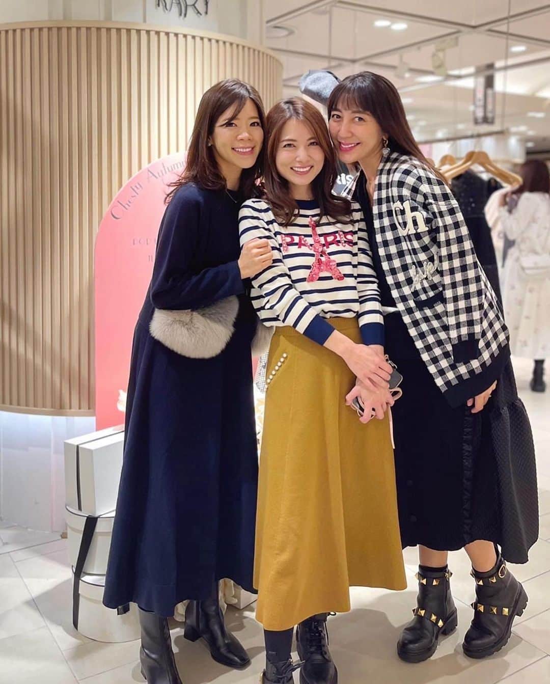 小川ひとみさんのインスタグラム写真 - (小川ひとみInstagram)「今日からOpenした @chesty_official のPopupへ🥰 朝一番に行きましたが大盛況でした❣️  私は先行発売の ドッキングニットロングワンピースのBlackに カレッジテイストカーディガンのCheckを着ています✨ 先行発売のアイテムや Webで完売になっている商品も沢山あり 見応えたっぷりで楽しかった〜🥹💓 カレッジテイストガーディガン どの色も可愛くて(形が最高に着やすい) 3色くらい欲しかった✨ 今回のお買い物は ✔︎カレッジテイストカーディガン/gray ✔︎ ドッキングニットロングワンピース/Black ✔︎すずらんカーディガン/Beige Chestyの今季のお洋服は カタログ撮影の時に見てから 欲しいものがありすぎて困った😑 1週間開催していますので 関西の皆様是非遊びにいらしてくださいね❤️ #Chesty #チェスティ #popupstore #阪急梅田本店  #4階 #11/8まで開催」11月2日 18時54分 - hitomy220