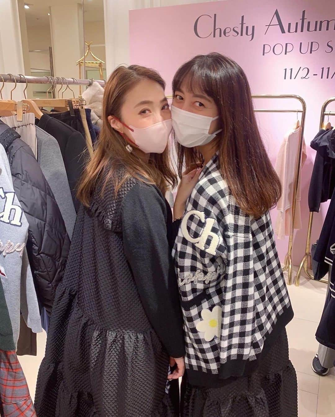 小川ひとみさんのインスタグラム写真 - (小川ひとみInstagram)「今日からOpenした @chesty_official のPopupへ🥰 朝一番に行きましたが大盛況でした❣️  私は先行発売の ドッキングニットロングワンピースのBlackに カレッジテイストカーディガンのCheckを着ています✨ 先行発売のアイテムや Webで完売になっている商品も沢山あり 見応えたっぷりで楽しかった〜🥹💓 カレッジテイストガーディガン どの色も可愛くて(形が最高に着やすい) 3色くらい欲しかった✨ 今回のお買い物は ✔︎カレッジテイストカーディガン/gray ✔︎ ドッキングニットロングワンピース/Black ✔︎すずらんカーディガン/Beige Chestyの今季のお洋服は カタログ撮影の時に見てから 欲しいものがありすぎて困った😑 1週間開催していますので 関西の皆様是非遊びにいらしてくださいね❤️ #Chesty #チェスティ #popupstore #阪急梅田本店  #4階 #11/8まで開催」11月2日 18時54分 - hitomy220