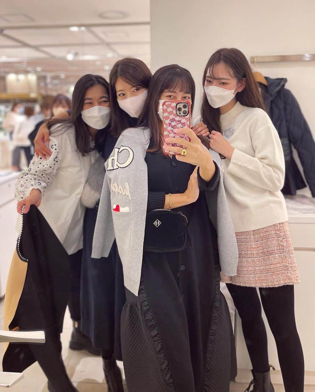 小川ひとみさんのインスタグラム写真 - (小川ひとみInstagram)「今日からOpenした @chesty_official のPopupへ🥰 朝一番に行きましたが大盛況でした❣️  私は先行発売の ドッキングニットロングワンピースのBlackに カレッジテイストカーディガンのCheckを着ています✨ 先行発売のアイテムや Webで完売になっている商品も沢山あり 見応えたっぷりで楽しかった〜🥹💓 カレッジテイストガーディガン どの色も可愛くて(形が最高に着やすい) 3色くらい欲しかった✨ 今回のお買い物は ✔︎カレッジテイストカーディガン/gray ✔︎ ドッキングニットロングワンピース/Black ✔︎すずらんカーディガン/Beige Chestyの今季のお洋服は カタログ撮影の時に見てから 欲しいものがありすぎて困った😑 1週間開催していますので 関西の皆様是非遊びにいらしてくださいね❤️ #Chesty #チェスティ #popupstore #阪急梅田本店  #4階 #11/8まで開催」11月2日 18時54分 - hitomy220