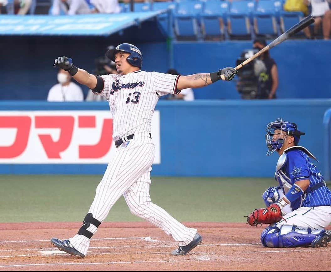 ホセ・オスナのインスタグラム：「Big thanks to all the Tokyo Yakult swallows fans for the support all season long.. Putting the eyes on 2023. THANKS FANS 🫶🏽🫶🏽🫶🏽」