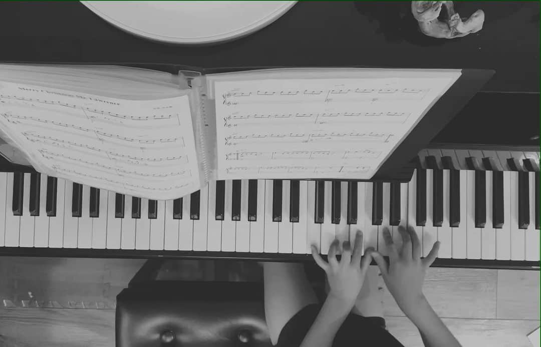 ジュジュのインスタグラム：「戦場のMerry Xmas練習中🎹 (まだまだ未完成ですよー🙌誰  練習初めてもーすぐ1ヶ月🤍  発表会終えて次に弾きたい曲はコチラと渚のアデリーヌ🤲  途中で切れてしまってますが💦 (全部聞きたいですと言って下さったのに🥹  #パン一🩲 #坊ピアノ歴約1年2ヶ月 #母と🍙との雑談有 #🎹」