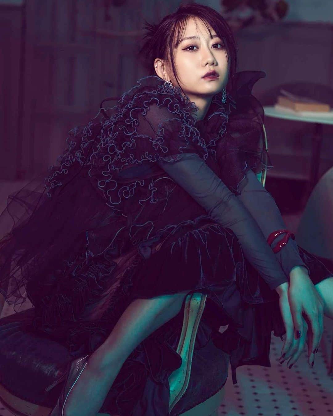 古畑奈和のインスタグラム：「ファンクラブのアザーカット  今までになかった強くて かっこいいメイクに素敵な衣装  衣装は可愛い可愛すぎる ramaramaさん 私をイメージしてトップスを制作 してくださりました… とても嬉しいいいいい🥲🤍  #ramarama」