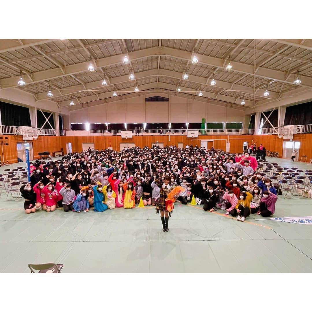 岡部麟さんのインスタグラム写真 - (岡部麟Instagram)「茨城県東海高校の文化祭、コスモス祭にサプライズでお邪魔させていただきました〜！みなさんの青春に触れられて、暖かく歓迎してもらえてとっても嬉しかったです...☺︎ 恋するフォーチュクッキーを覚えて一緒にステージで踊ってくれた3人もありがとうございました〜！みんな可愛かった！  みなさんの高校生活がもっと充実して輝くものになっていきますように！✨  お花、お家で大切に飾ります☺️」11月2日 19時46分 - beristagram_1107
