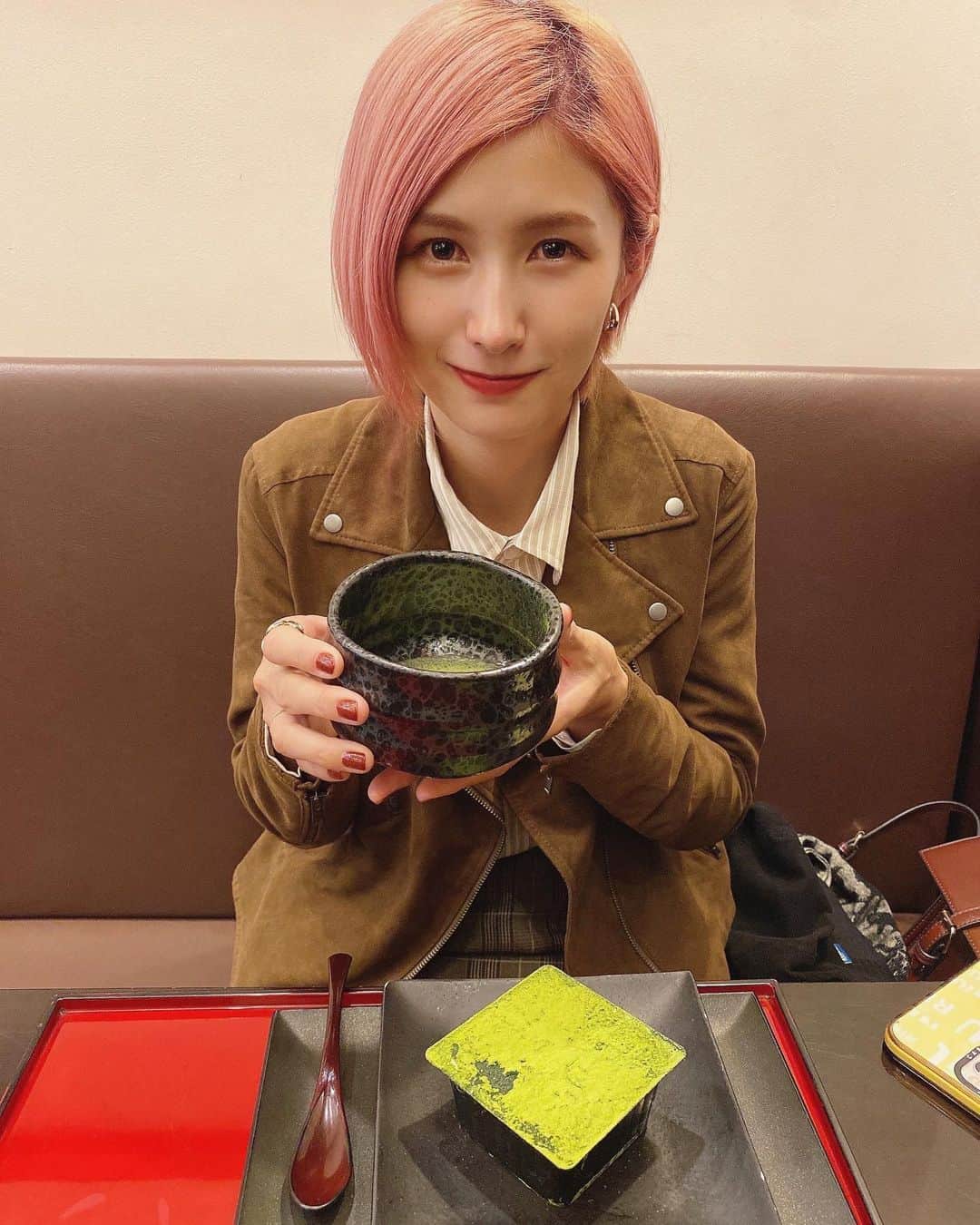 加藤優のインスタグラム：「抹茶ティラミス也。  #抹茶 #抹茶スイーツ #ピンクヘアー」
