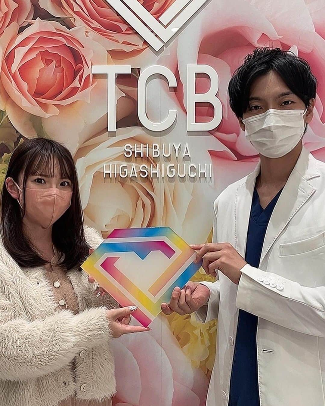 相良朱音のインスタグラム：「. . .  東京中央美容外科渋谷東口院さん　（ @tcb.shibuyahigashi ）の倉島先生（ @tcb_kurashima_futae ）に TCB式小顔美肌再生を施術してもらいました⭐️  コラーゲンが生成されて将来のたるみ予防にもなるみたい！ 早めの予防は大事ですよね😚 お肌のハリやツヤも出るみたいだから 今後が楽しみです💓  切らない施術だから ダウンタイムがほぼなし！ 当日からシャワーも浴びれるし、 メイクもお仕事もできちゃう！ なかなかお休みが取れないので すごく助かります🥺💓  今後が楽しみです∩^ω^∩ ありがとうございました(*｀ω´*)  #美容外科ならtcb東京中央美容外科 #東京中央美容外科 #美容外科 #TCB #東京中央美容外科渋谷東口院 #渋谷東口院 #美容クリニック #美容医療 #美容 #リフトアップならtcb東京中央美容外科 #tcb式小顔美肌再生 #tcb小顔リフト #小顔美肌再生 #糸リフト #リフトアップ #小顔整形 #小顔　#美肌　#PR」