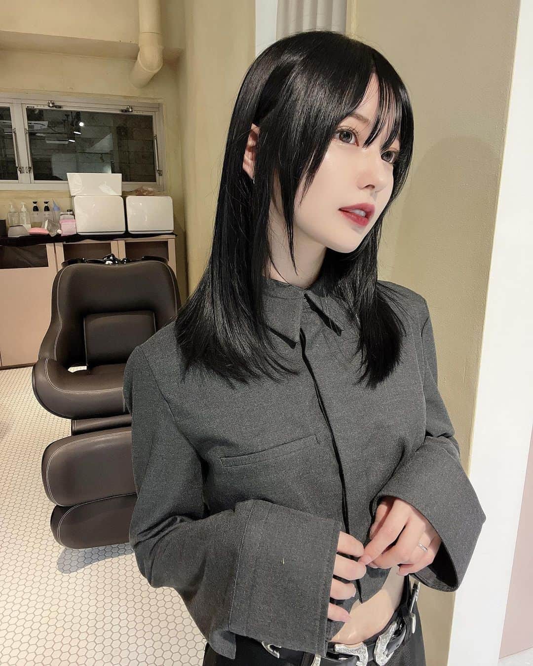 sarimaru(国木田さりまる)のインスタグラム：「顔まわりレイヤー最高… いつも急なお願いしてるのに完璧に仕上げてくれる天才美容師🥲✊🏻  前髪の癖強すぎて困ってたのですが、遂にストレートに直してもらいました💭✨  いつもありがとうございます♡♡ 【 @hrhk__hrhk 】」