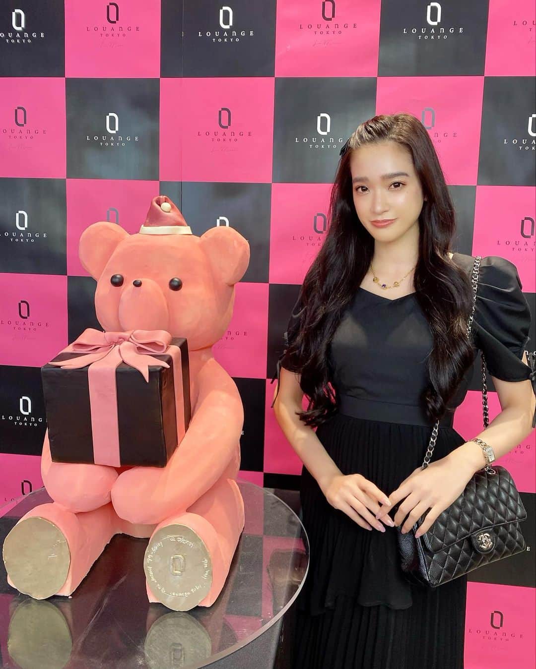 太田麻美のインスタグラム：「【LOUANGE TOKYO X’mas Collection 2022】へせいこと一緒に行ってきました🎂🎄✨ BLACK×PINK  自信×優しさがテーマ🖤💖 クマさんのケーキはどれもとにかく可愛くて味も絶品でした🥰 こんなに可愛いケーキでクリスマスは過ごしたいですね🎂🎄🎅 ご招待いただき有り難うございました✨  @louangetokyo_lemusee  @louange_tokyo  #christmascake #christmas #xmascake #louangetokyo #クリスマスケーキ #クリスマスケーキ2022 #ルワンジュ東京 #ルワンジュ東京ルミュゼ」