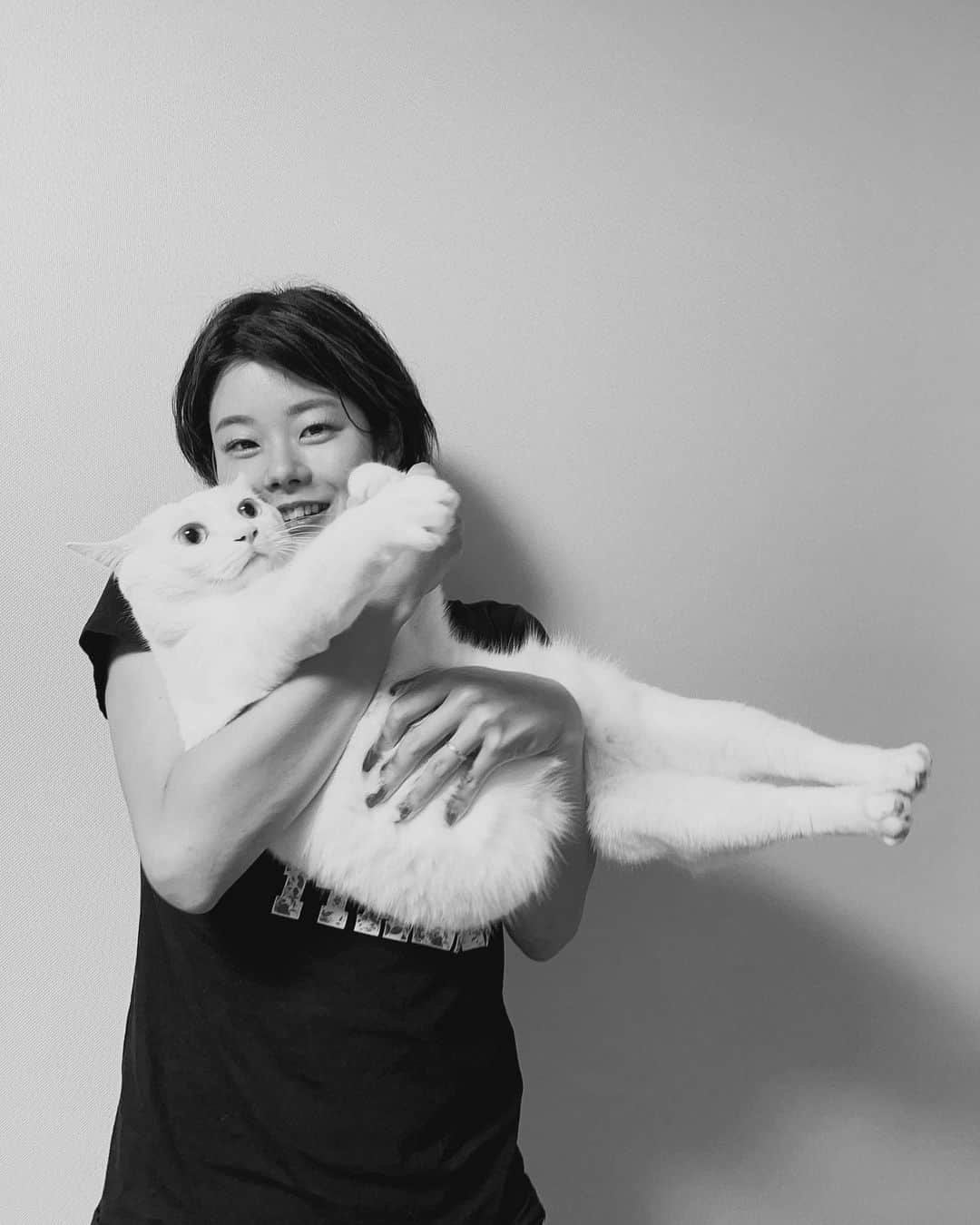 大塚美優のインスタグラム：「I started to become a manicurist💅 ご縁があって今月からネイリストとして働きます♪ 知らない世界に飛び込むって楽しい  I want to make people happy by doing manicure to them I used to be a swimmer but, I enjoy doing other jobs🤞🤍周りに支えられながら好きな事ができているので感謝  #nail#nobember #ネイリスト#ナムネコ#ゆば#足ピン猫」