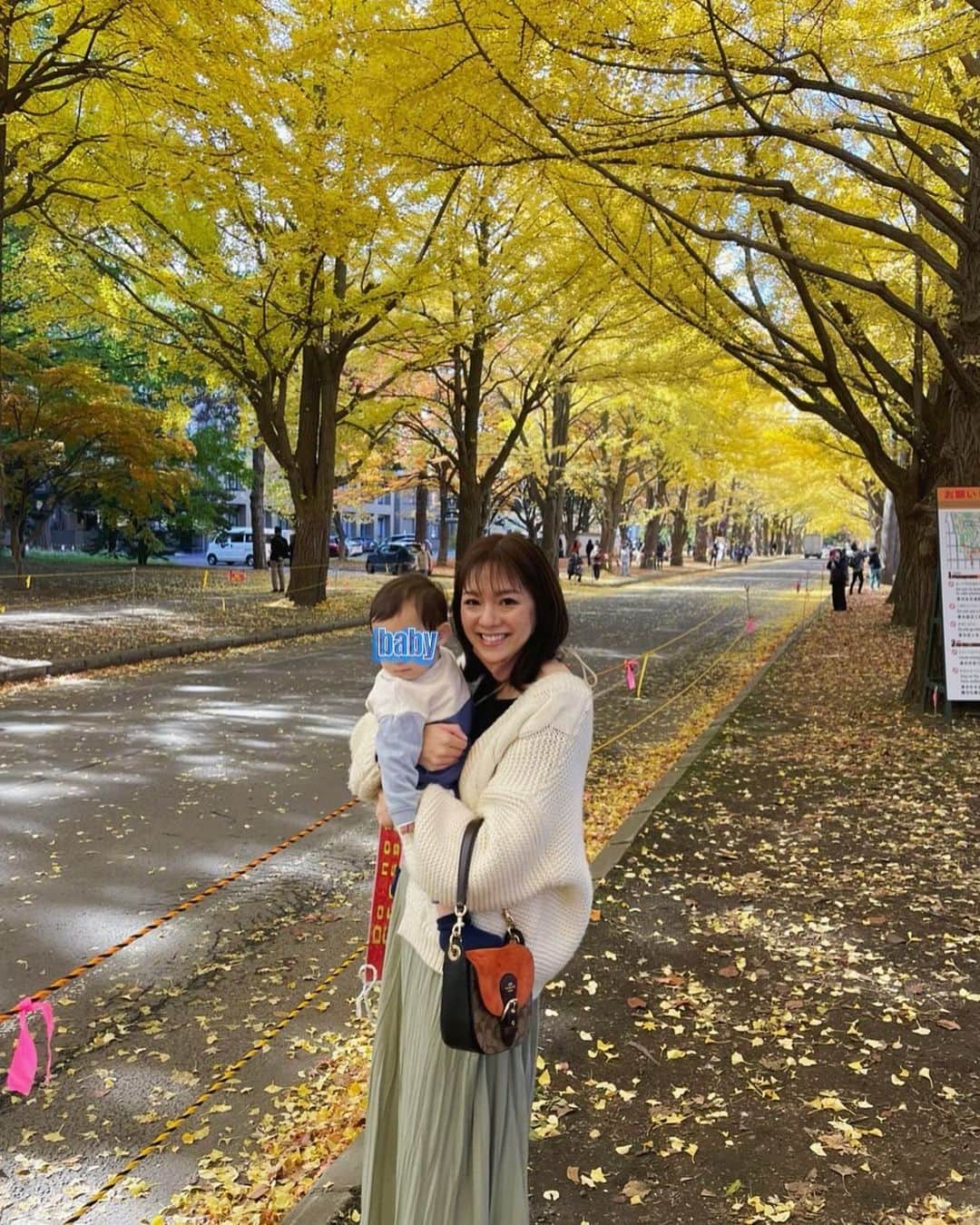 芳賀愛華のインスタグラム：「. 今日は銀杏並木で黄葉楽しんできました🥰‼︎ ここも毎年来る大好きな場所🤭🍁❤️ . . . #北大銀杏並木#銀杏並木#紅葉#黄葉#札幌紅葉スポット」