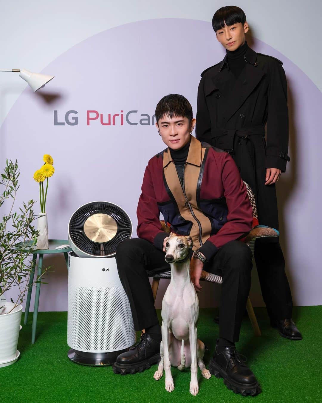 のインスタグラム：「@lg_japan から新発売‼️  昨日は「LG PuriCare Pet」というペットに特化した機能を多数搭載した空気清浄機のローンチイベントでした✨   ご来場いただいた皆さま、ワンちゃんたちありがとうございました🐶‼️ ワンちゃんと一緒のイベント楽しかったー😍✨　  今回はちょっと普段とは違い、ゲストの皆さまをお迎えするお仕事をさせていただきましたよ😁　  それでは昨日発売したばかりの「LG PuriCare Pet」のご紹介🐶🐱❣️  「LG PuriCare Pet」は、空気中に舞うペットの毛や臭い、ホコリ、ウイルスをとにかくどんどん吸い込んでくれます。簡単に取り外しができ、洗えるプレフィルターに、きれいな空気をスピーディーに遠くまで送り込む「シューティングエアー」機能も搭載！ スタイリッシュなデザインでお色は白とシルバーの２色の展開です✨　  そんな「LG PuriCare Pet」は昨日よりヨドバシカメラで予約販売開始‼️  気になった方は是非見に行ってみてくださいね😉  ということで、久々のイベントお仕事はちょっと普段と違う緊張だったけど、やり終えた後は達成感でいっぱいでした！！ 関係者の皆様ありがとうございました❣️❣️  #PR　#ペットと暮らす空気清浄機　#LGPuriCarePet　#ペット向け」